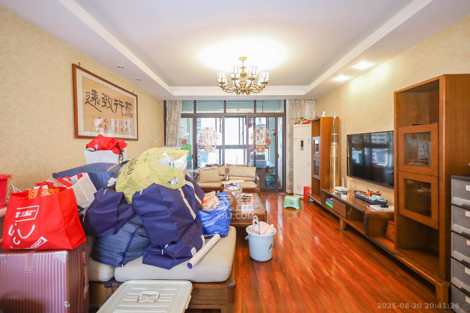 绿地中央广场 3室2厅2卫 158.0万 绿地中央广场 3室2厅2卫 158.0万客厅