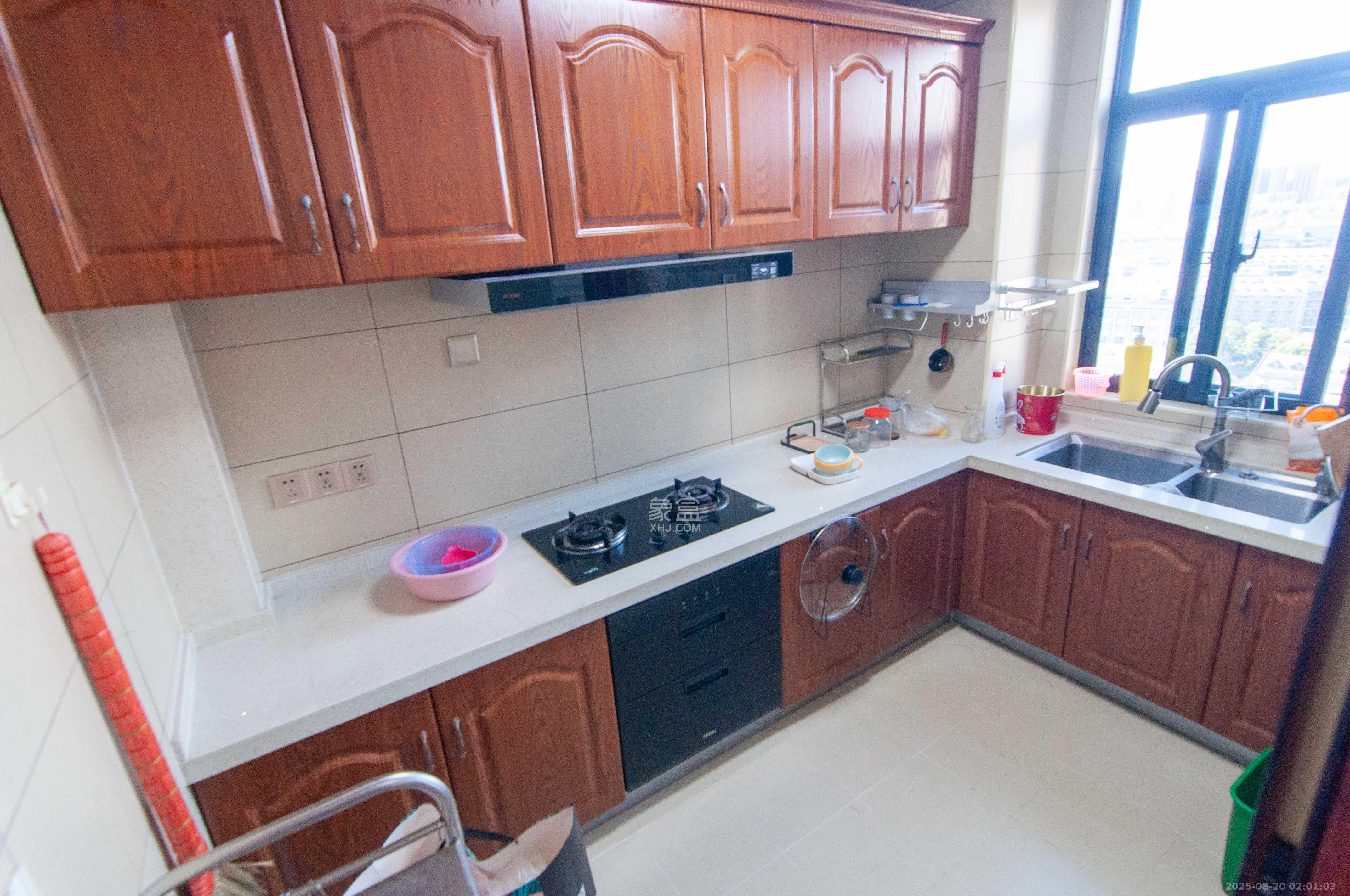 中央美郡  4室2厅2卫    170.0万厨房