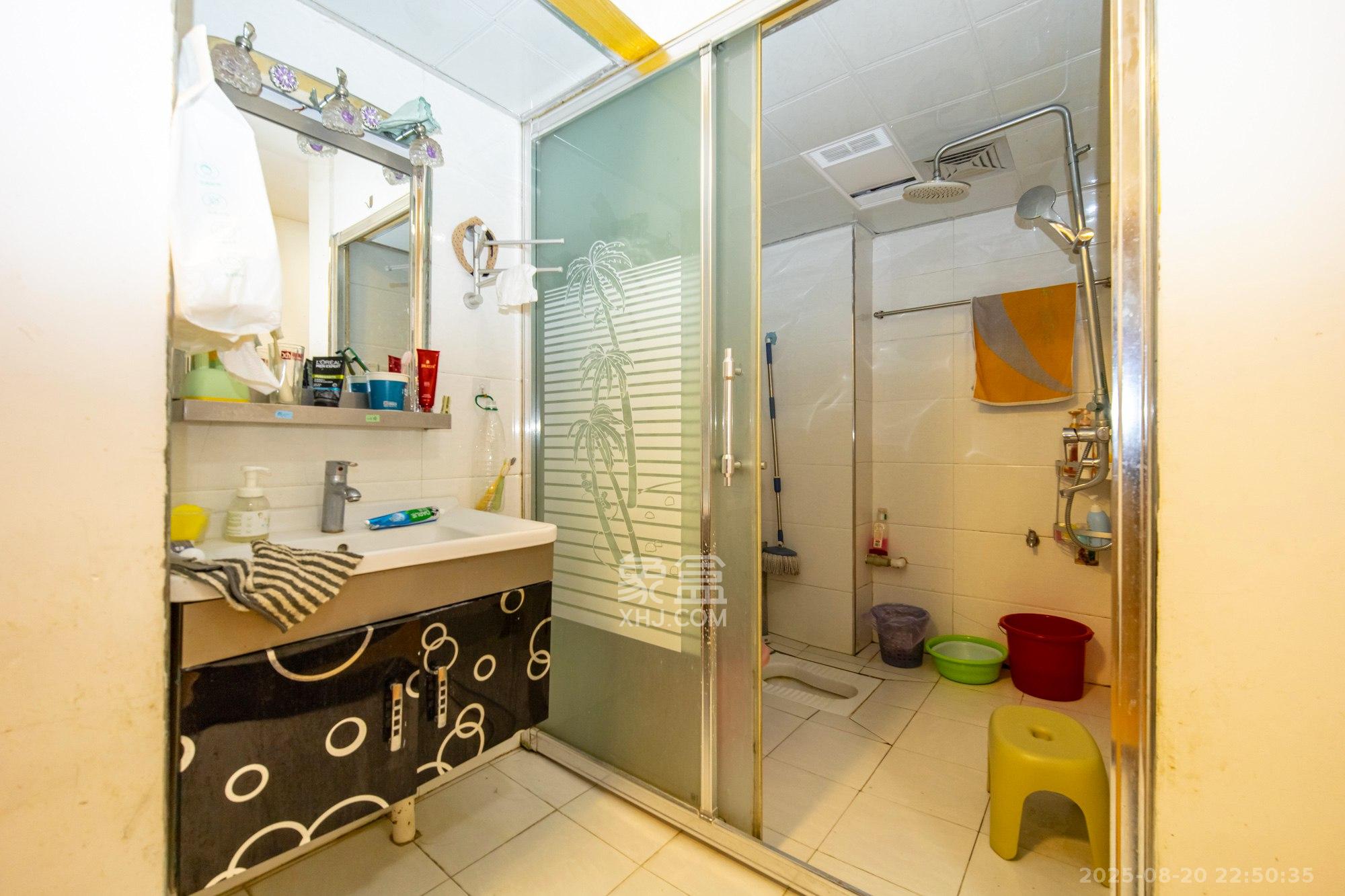 泊林晶城 3室2厅1卫 55.0万 泊林晶城 3室2厅1卫 55.0万卫生间