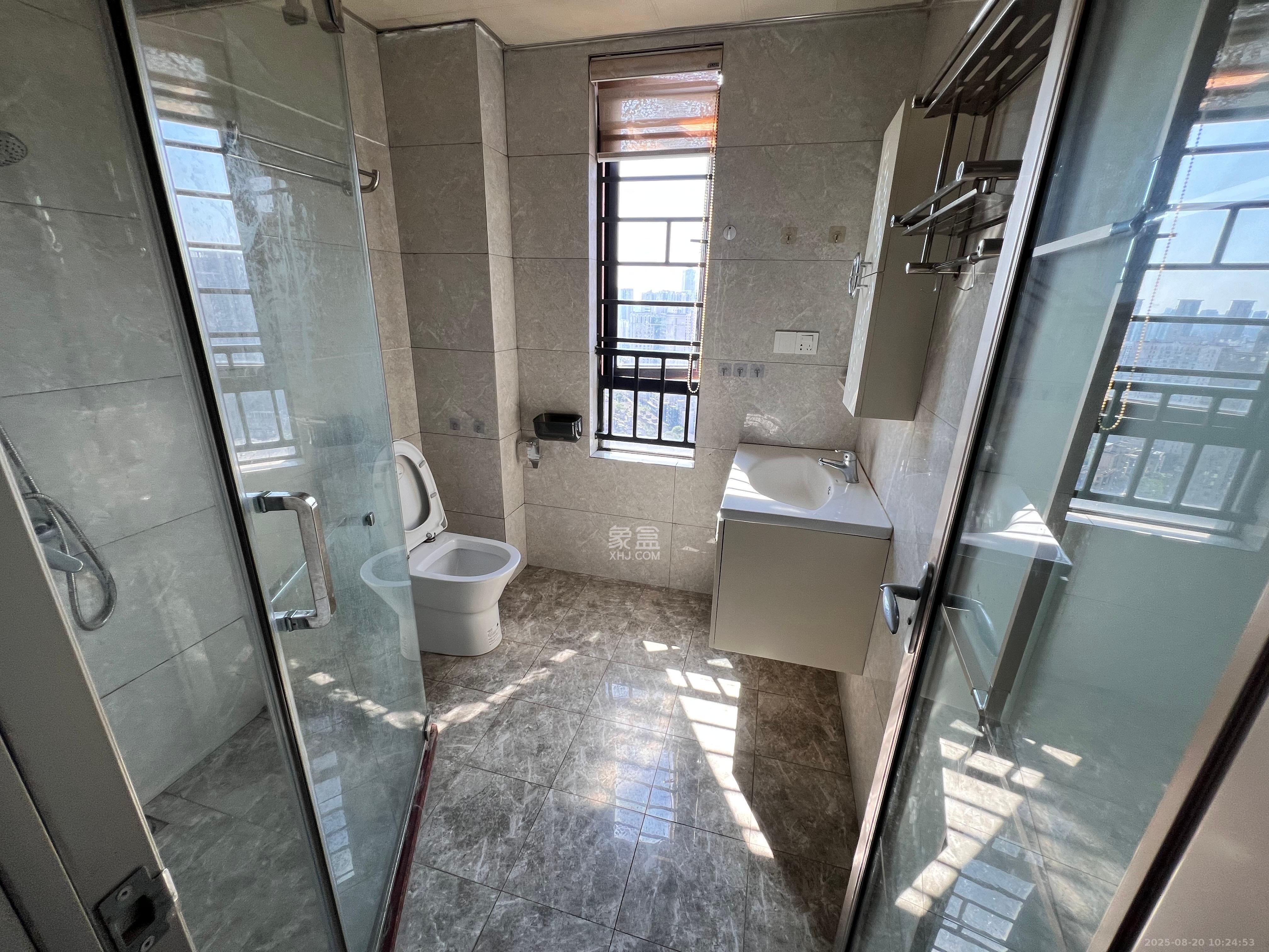 荣悦台  3室2厅2卫   4500.00元/月室内图