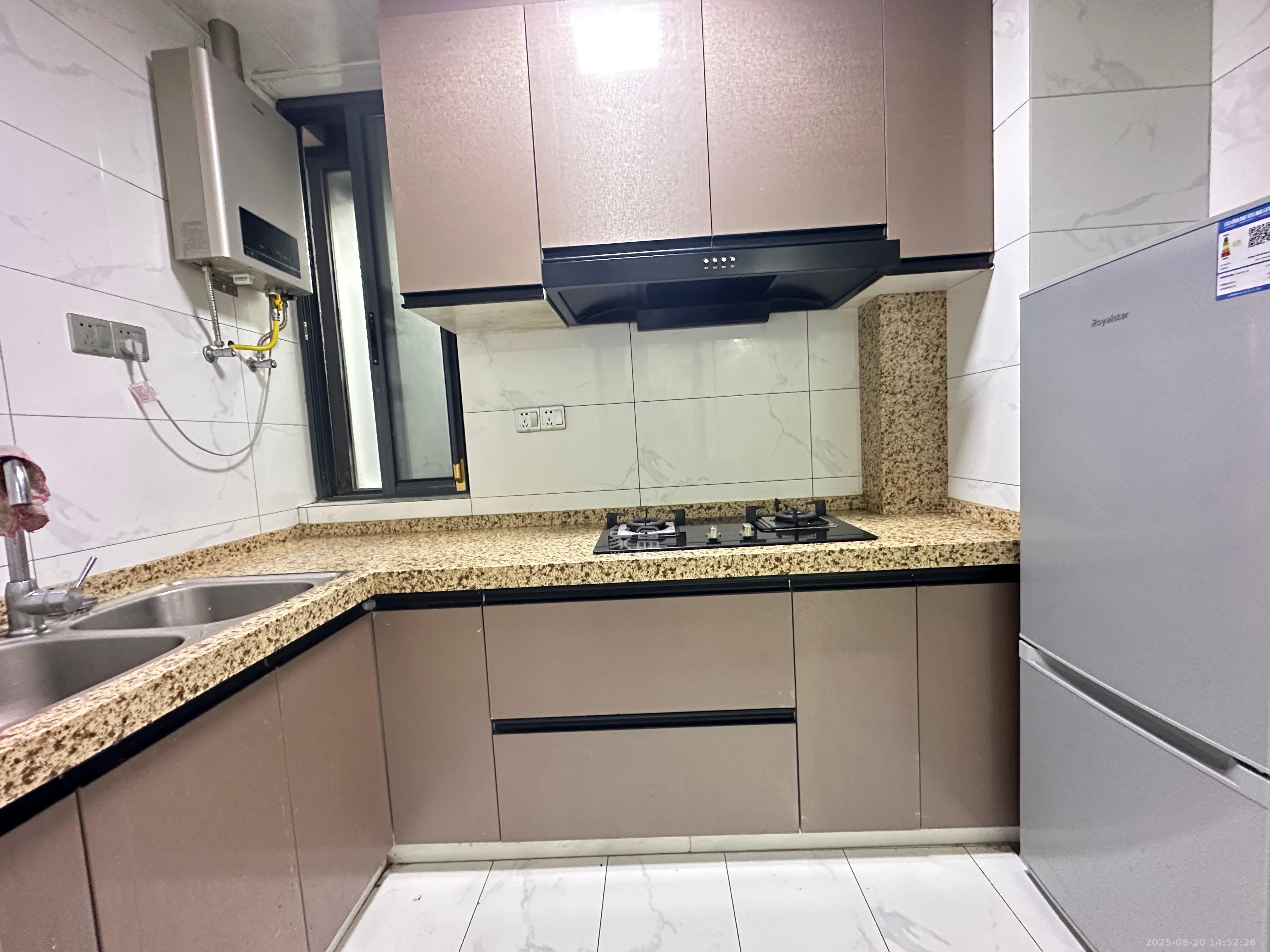 金鹰玖珑山 3室2厅1卫 2300.0元/月 金鹰玖珑山 3室2厅1卫 2300.0元/月室内图