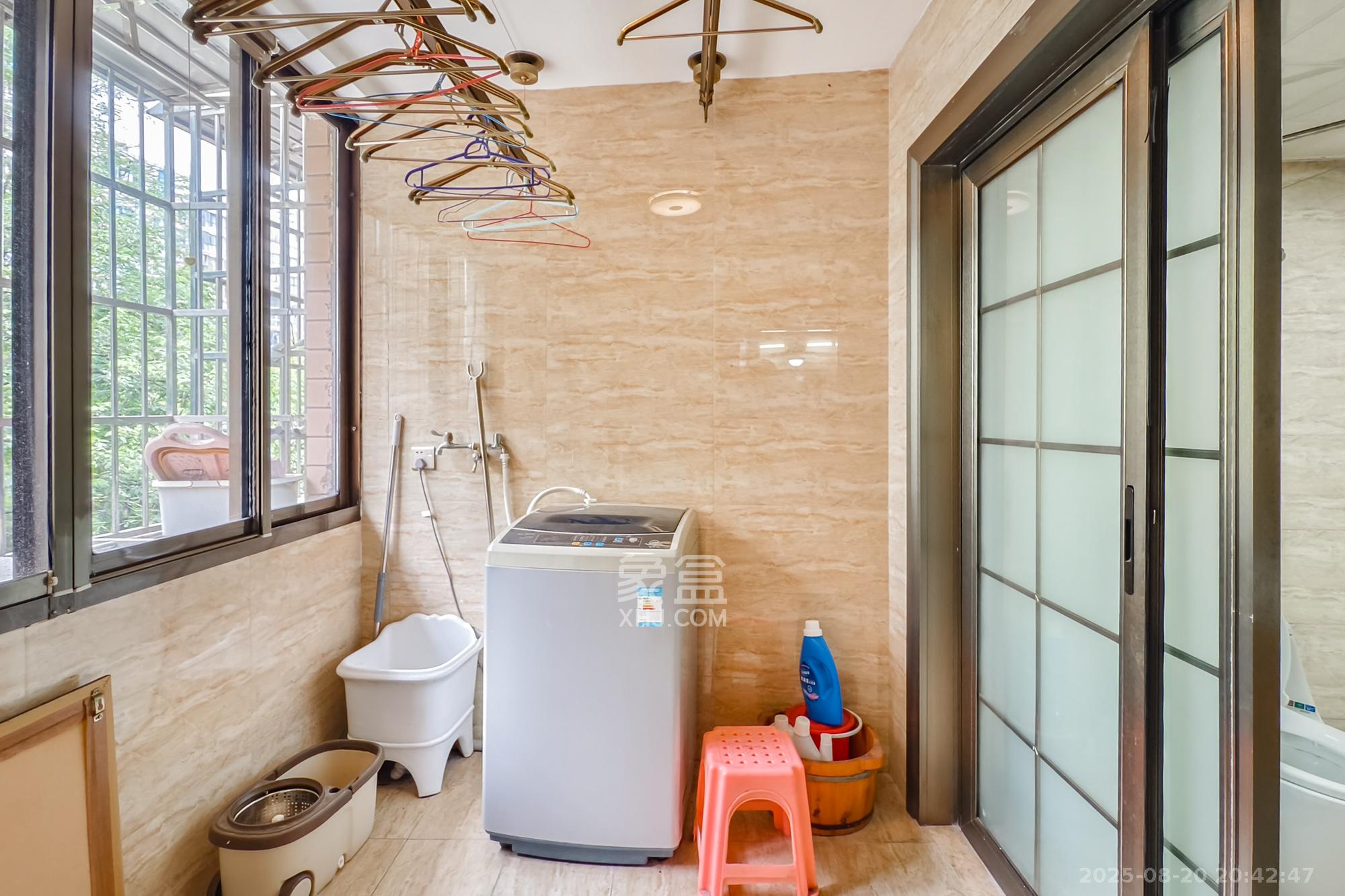 金色山庄  3室2厅2卫    105.0万阳台