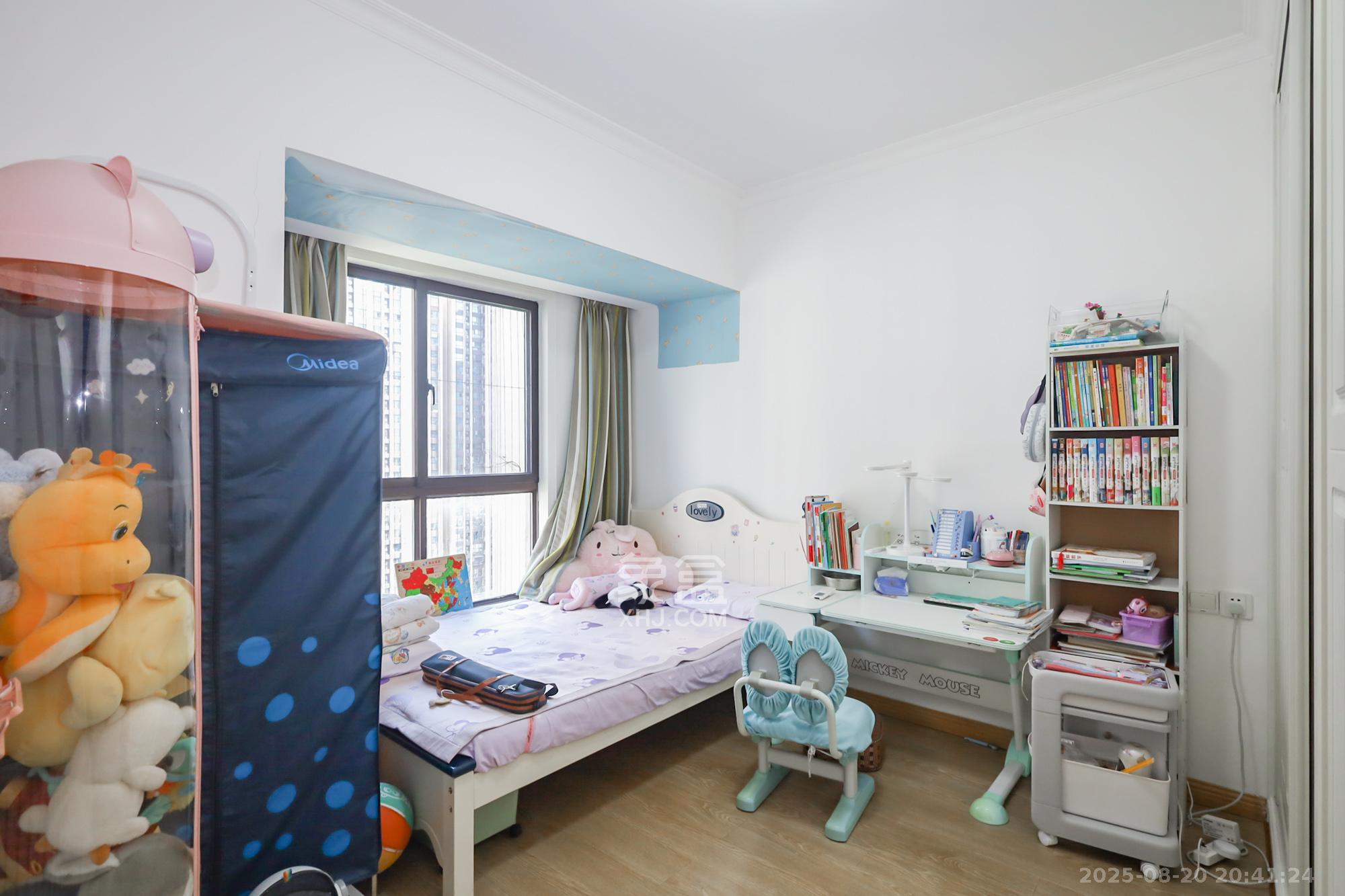 绿地中央广场  3室2厅1卫    132.8万 绿地中央广场  3室2厅1卫    132.8万卧室