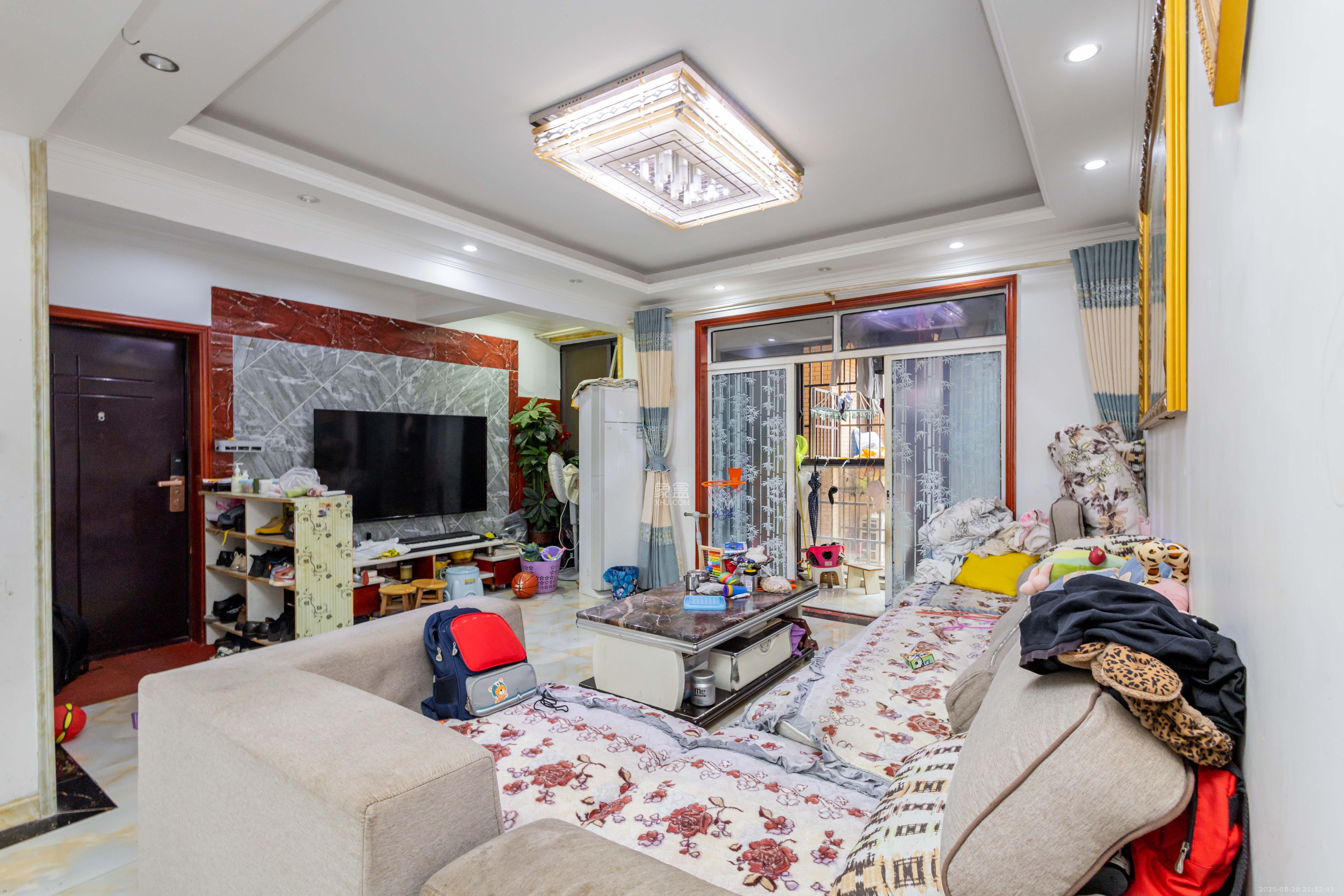 三景华御 3室2厅1卫 58.0万 三景华御 3室2厅1卫 58.0万客厅