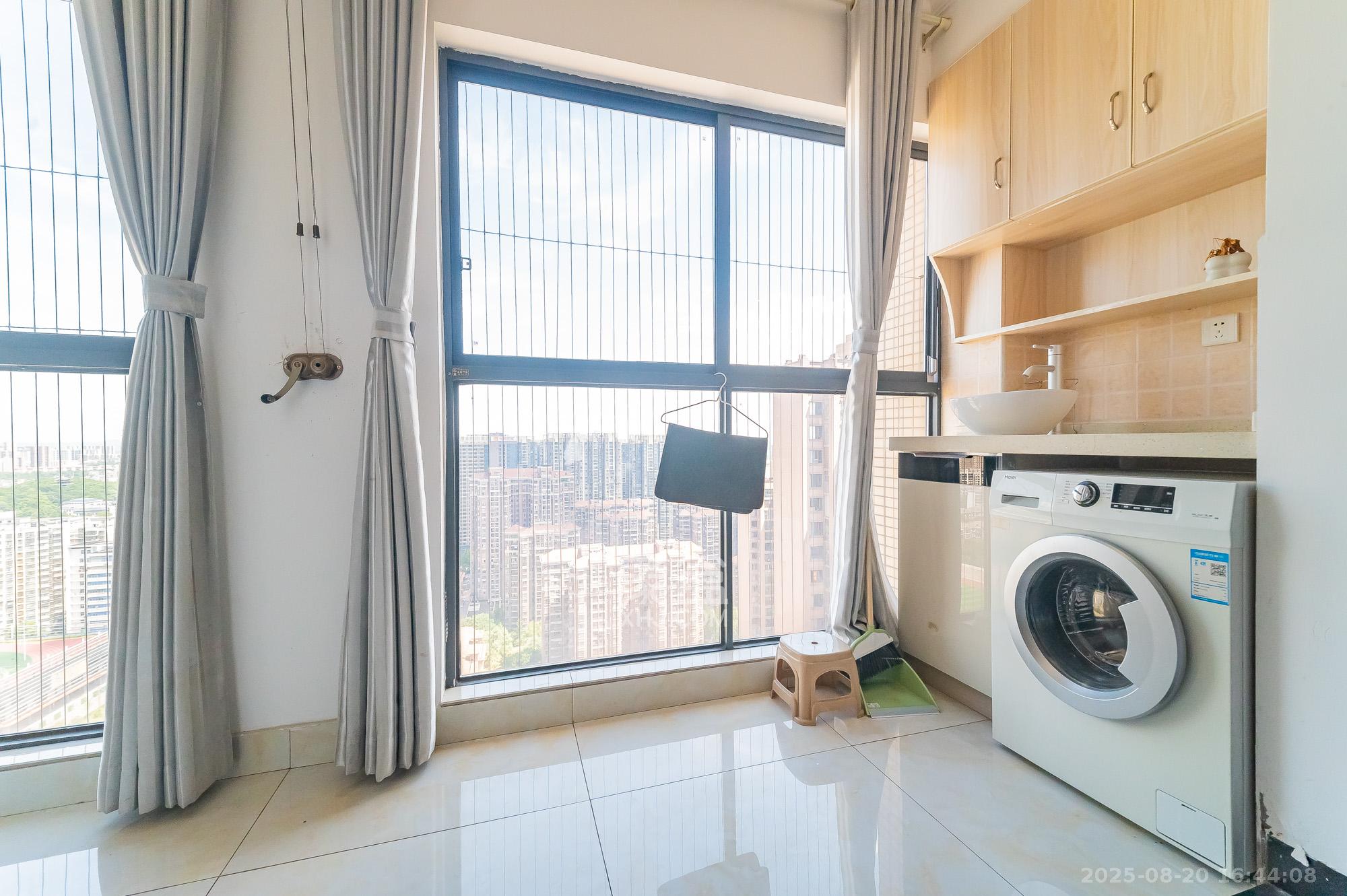 华润五彩城  1室1厅1卫    36.8万阳台