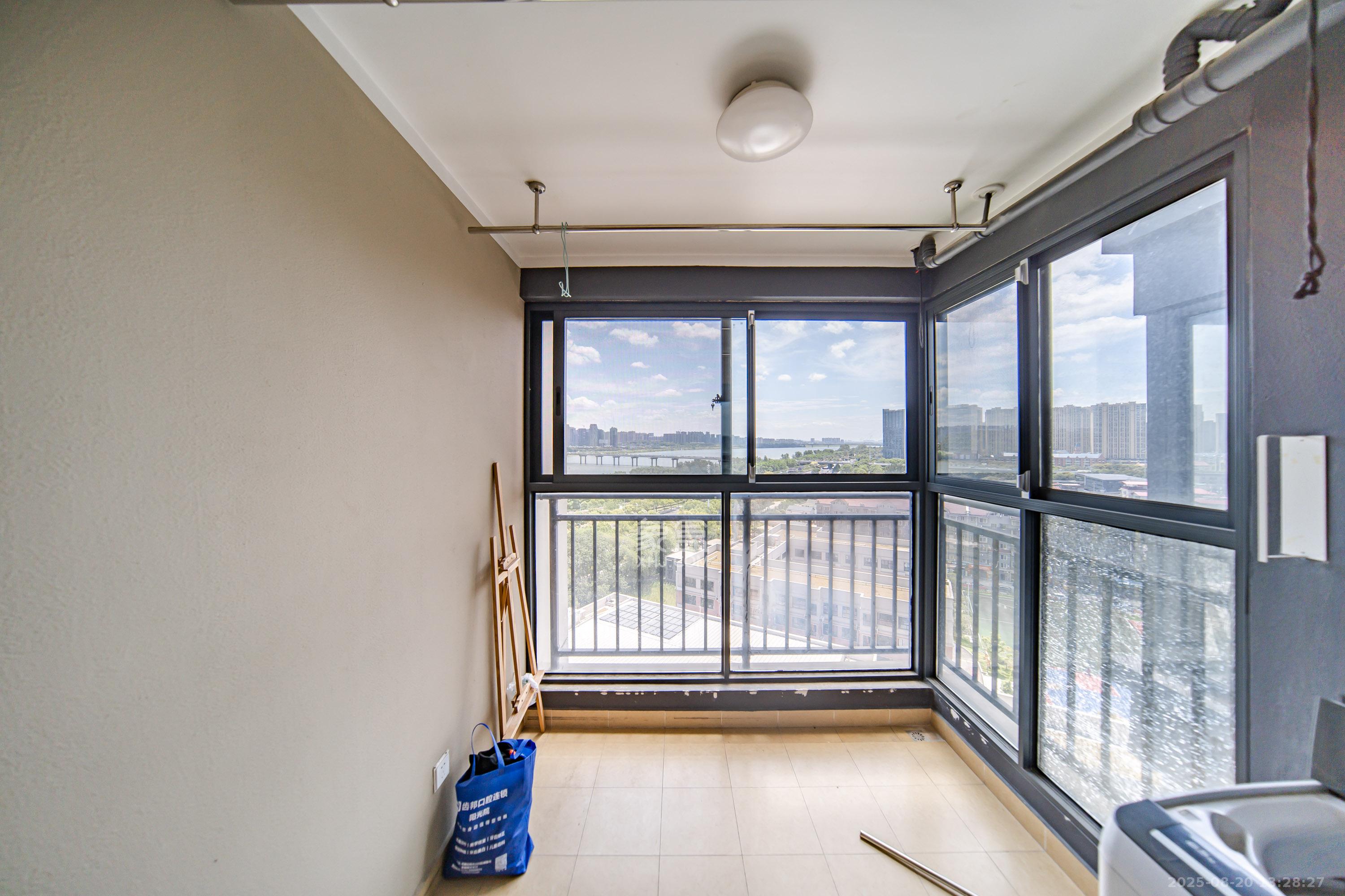 万科金域缇香 3室2厅2卫 140.0万 万科金域缇香 3室2厅2卫 140.0万阳台