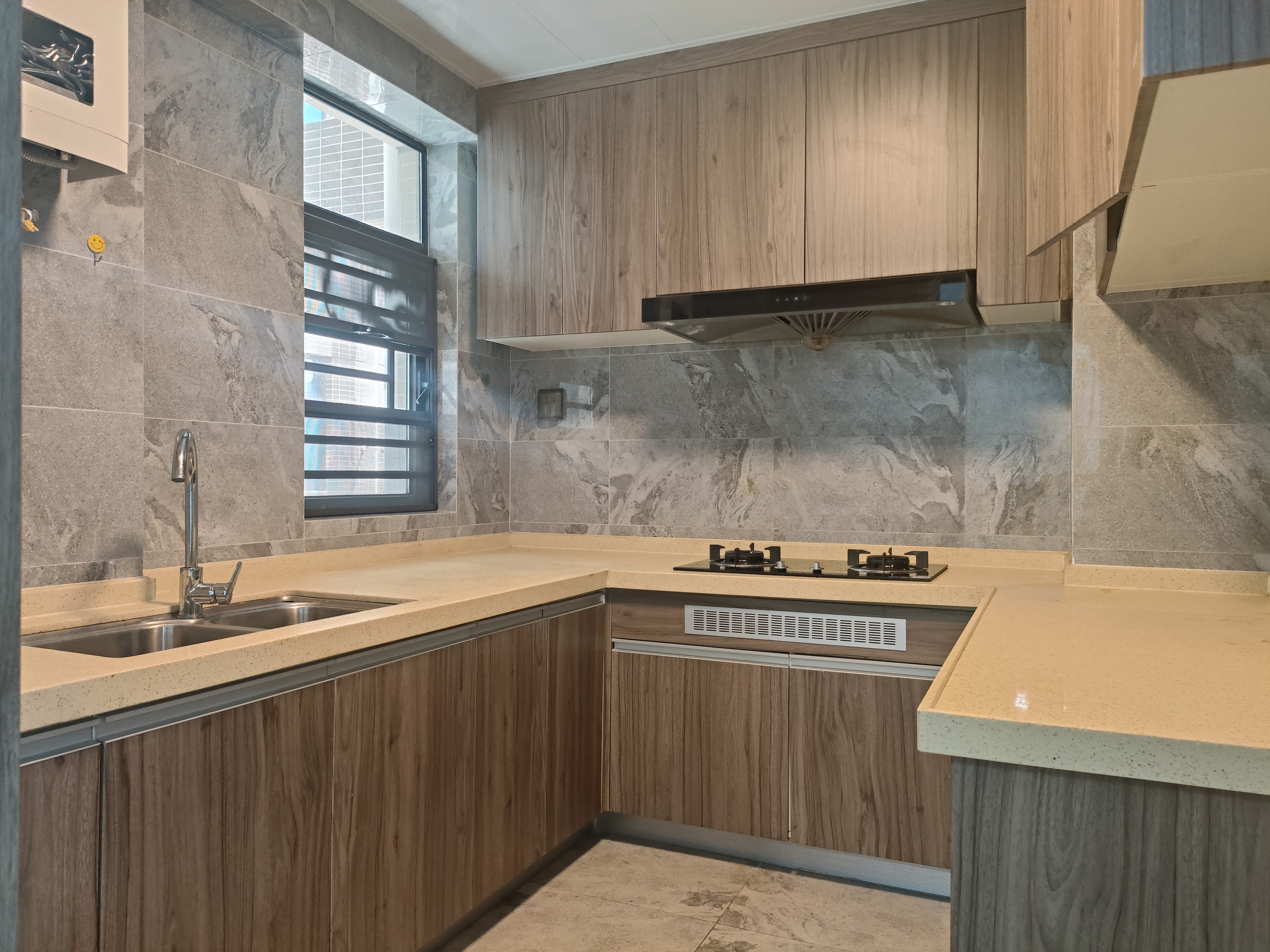 滨江海岸三期 4室2厅2卫 280.0万 滨江海岸三期 4室2厅2卫 280.0万客厅