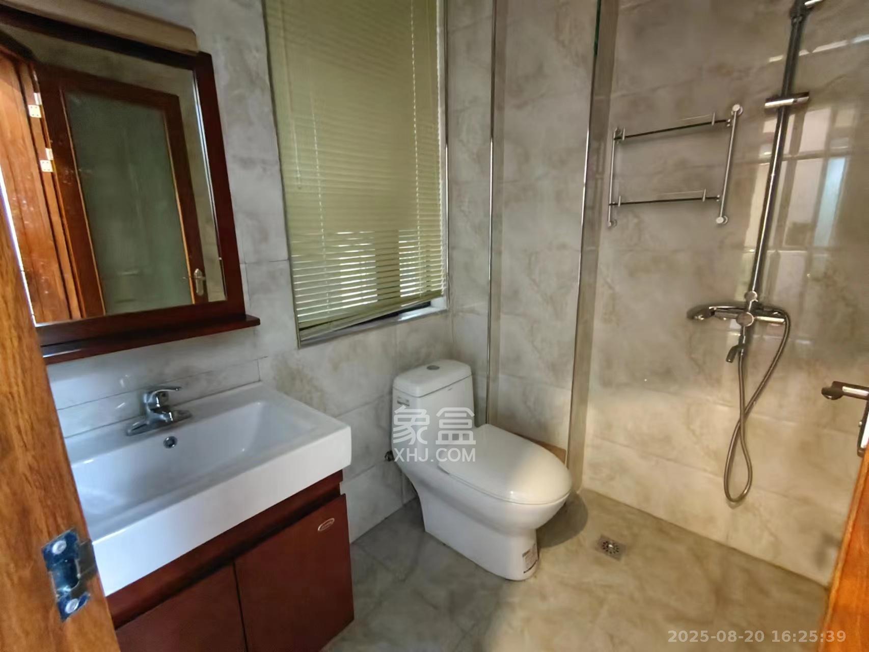 中南红领邦(红星嘉和苑)  3室1厅1卫    2300.0元/月 中南红领邦(红星嘉和苑)  3室1厅1卫    2300.0元/月