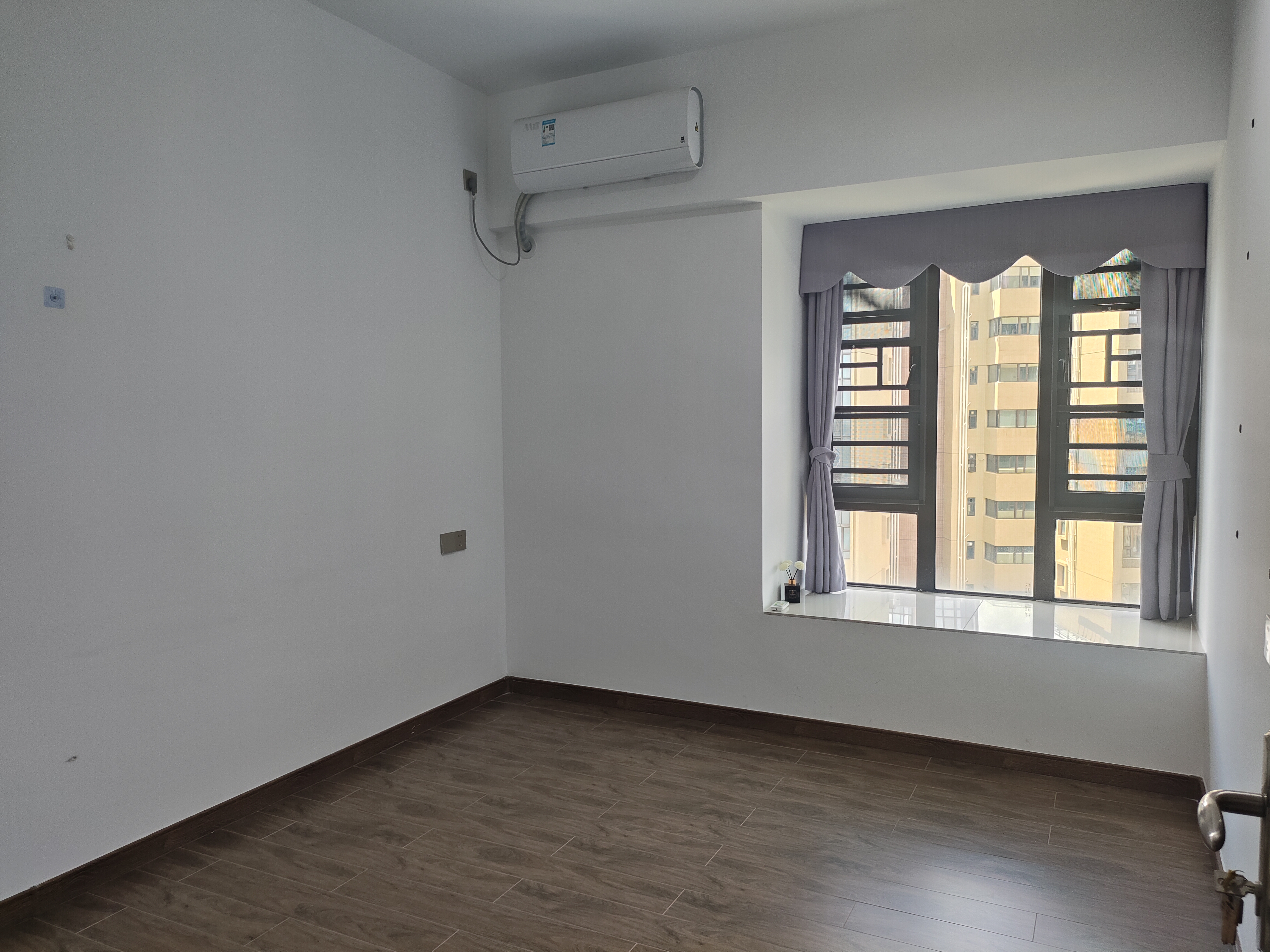 滨江海岸三期 4室2厅2卫 280.0万 滨江海岸三期 4室2厅2卫 280.0万客厅