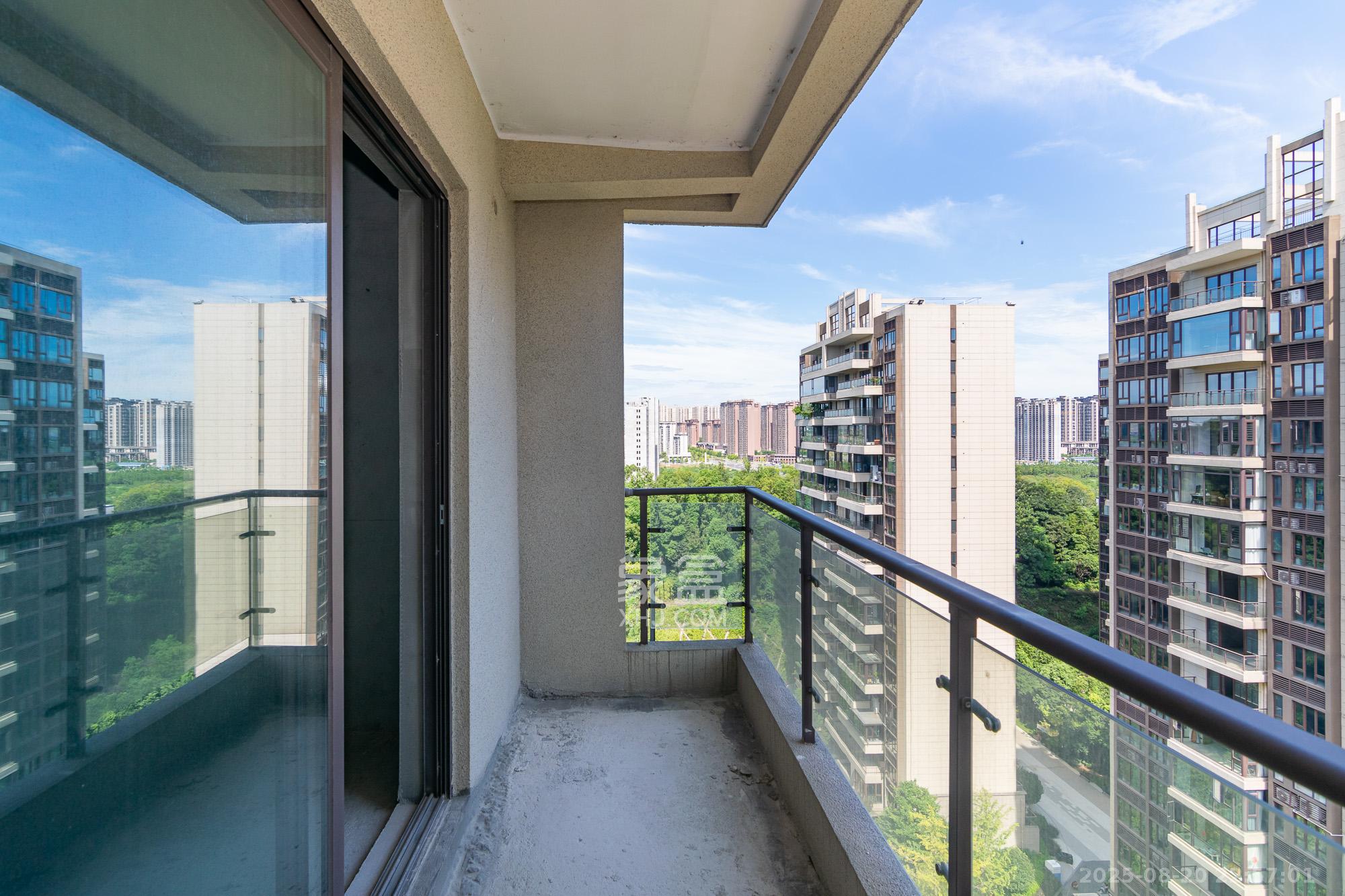 碧桂园御园  4室2厅2卫    166.0万阳台