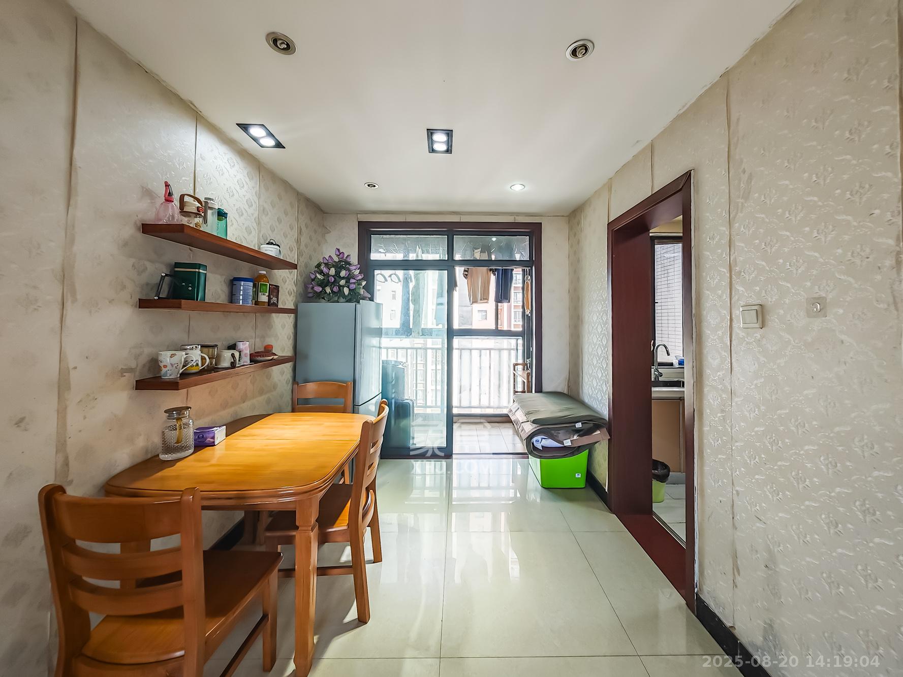 极目楚天 3室2厅1卫 69.0万 极目楚天 3室2厅1卫 69.0万客厅