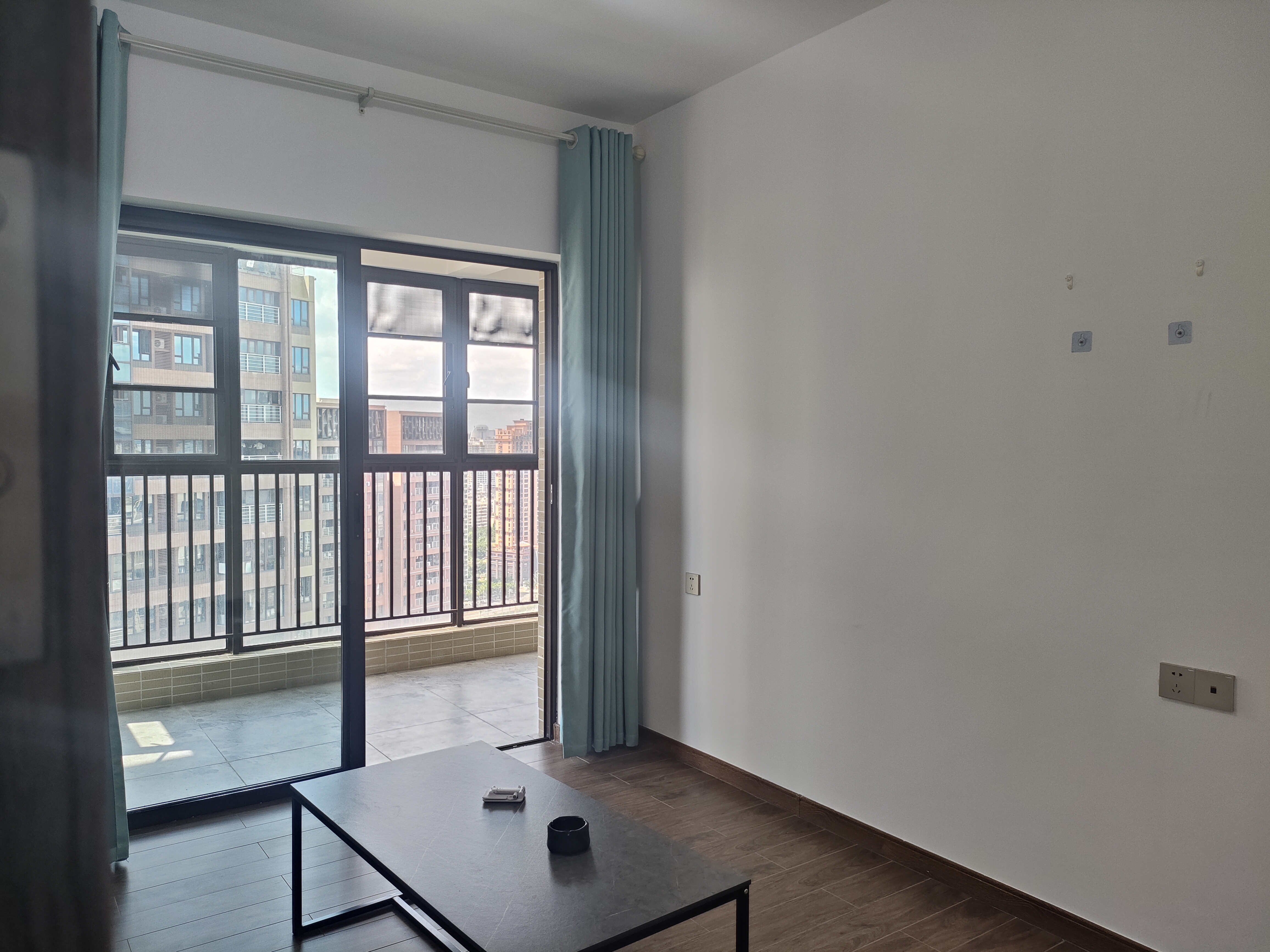 滨江海岸三期 4室2厅2卫 280.0万 滨江海岸三期 4室2厅2卫 280.0万客厅