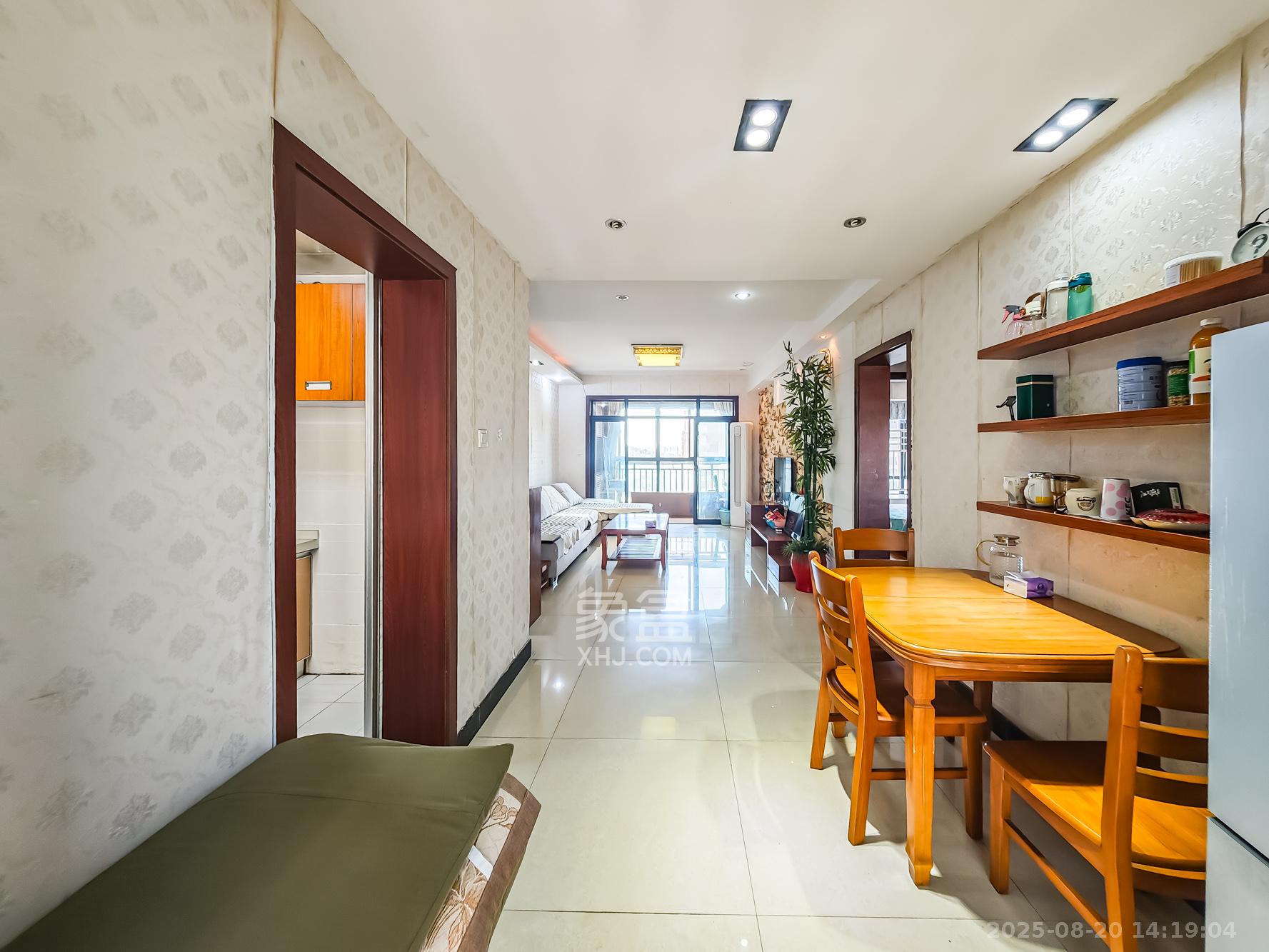 极目楚天 3室2厅1卫 69.0万 极目楚天 3室2厅1卫 69.0万客厅