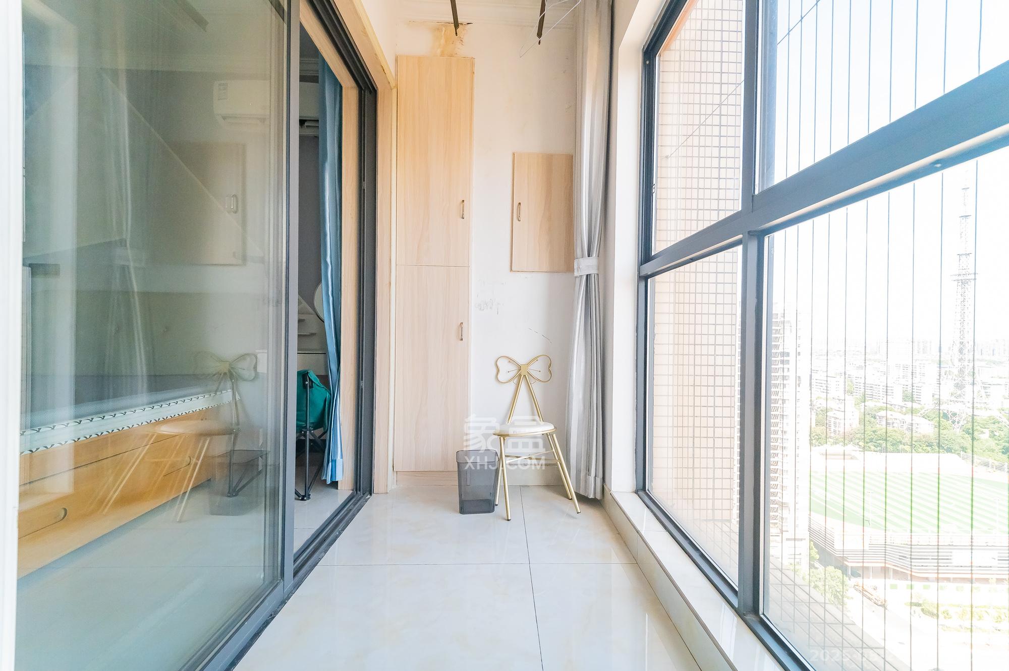 华润五彩城 1室1厅1卫 36.8万 华润五彩城 1室1厅1卫 36.8万阳台