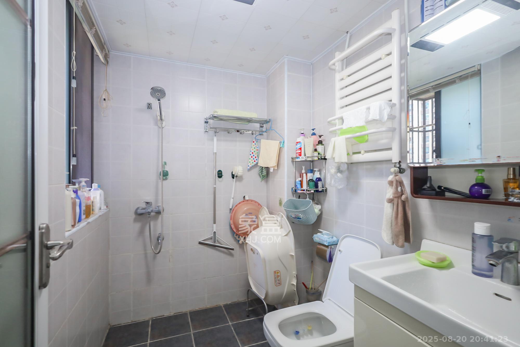 绿地中央广场  3室2厅1卫    132.8万 绿地中央广场  3室2厅1卫    132.8万卫生间