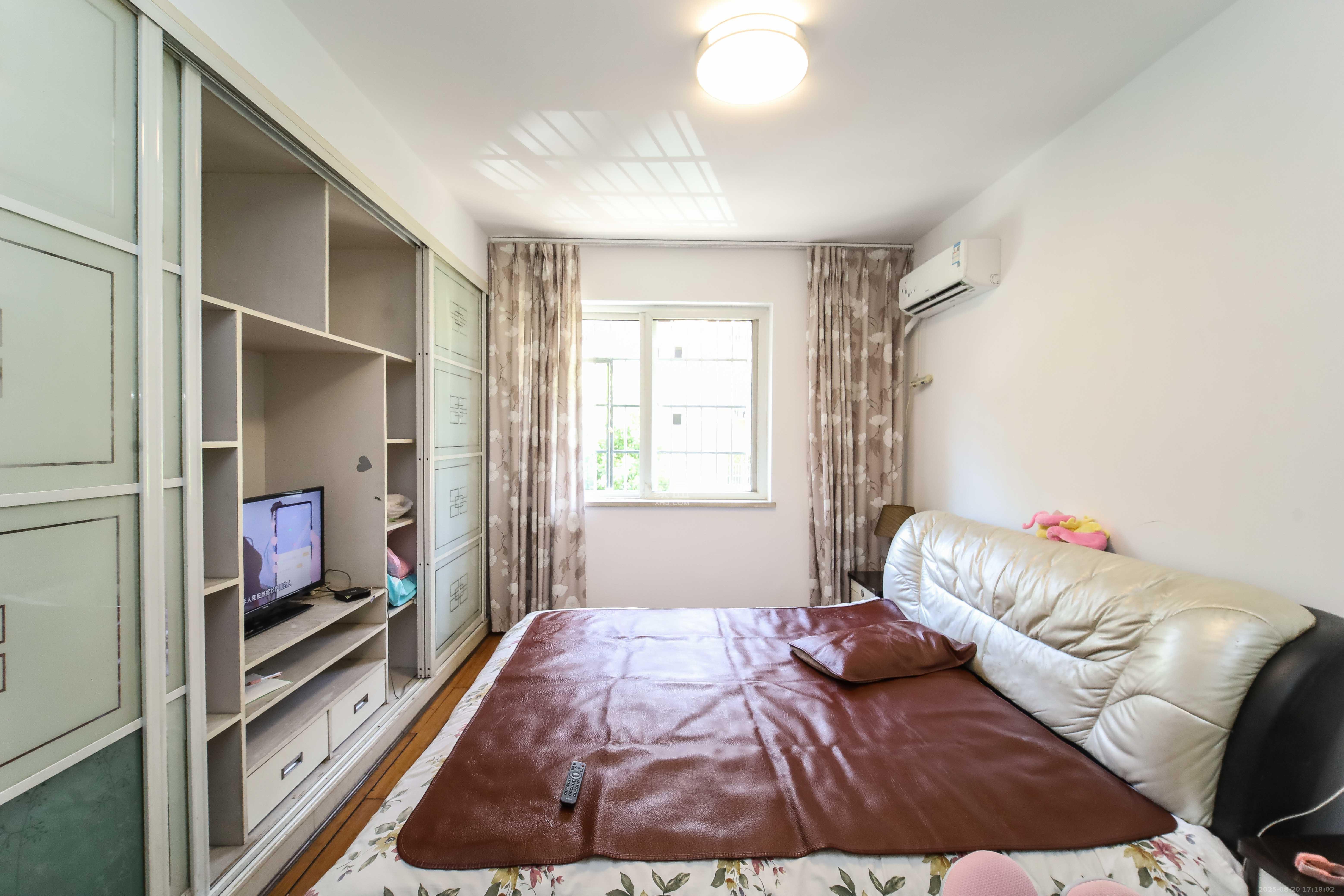 新桥小区  3室2厅2卫    72.8万卧室