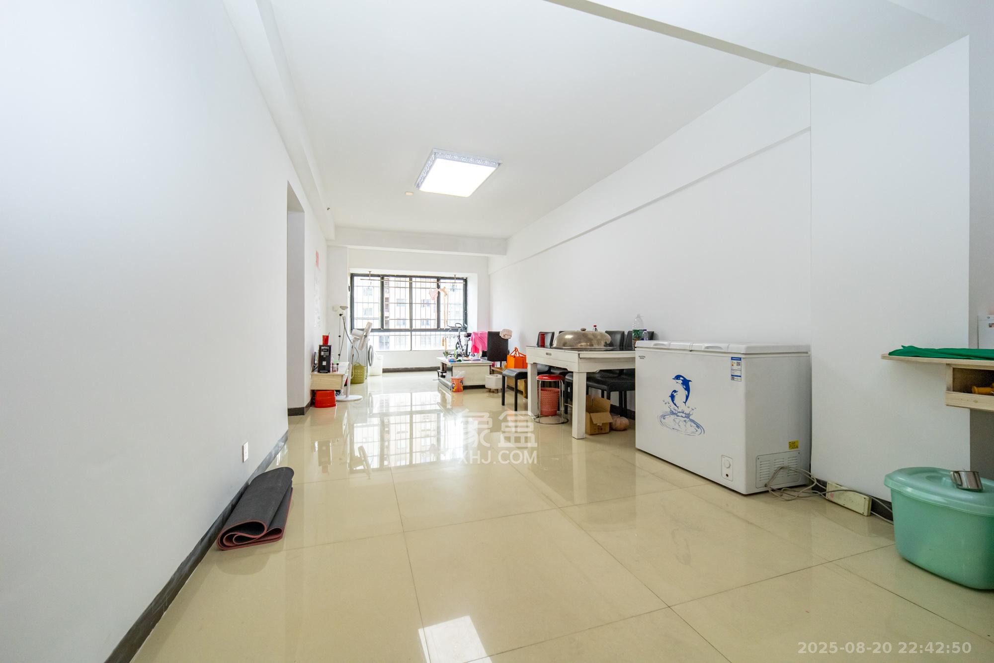 新长海广场 2室2厅1卫 39.8万 新长海广场 2室2厅1卫 39.8万客厅