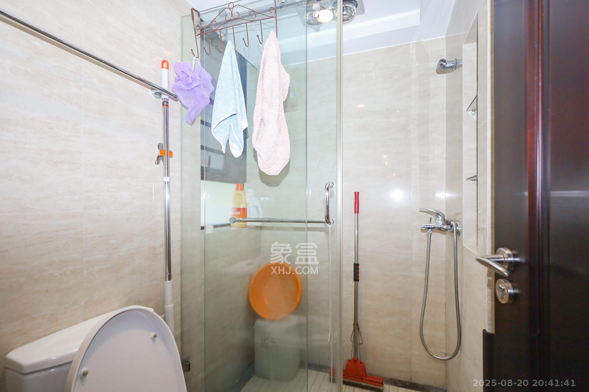 绿地中央广场 3室2厅2卫 158.0万 绿地中央广场 3室2厅2卫 158.0万卫生间