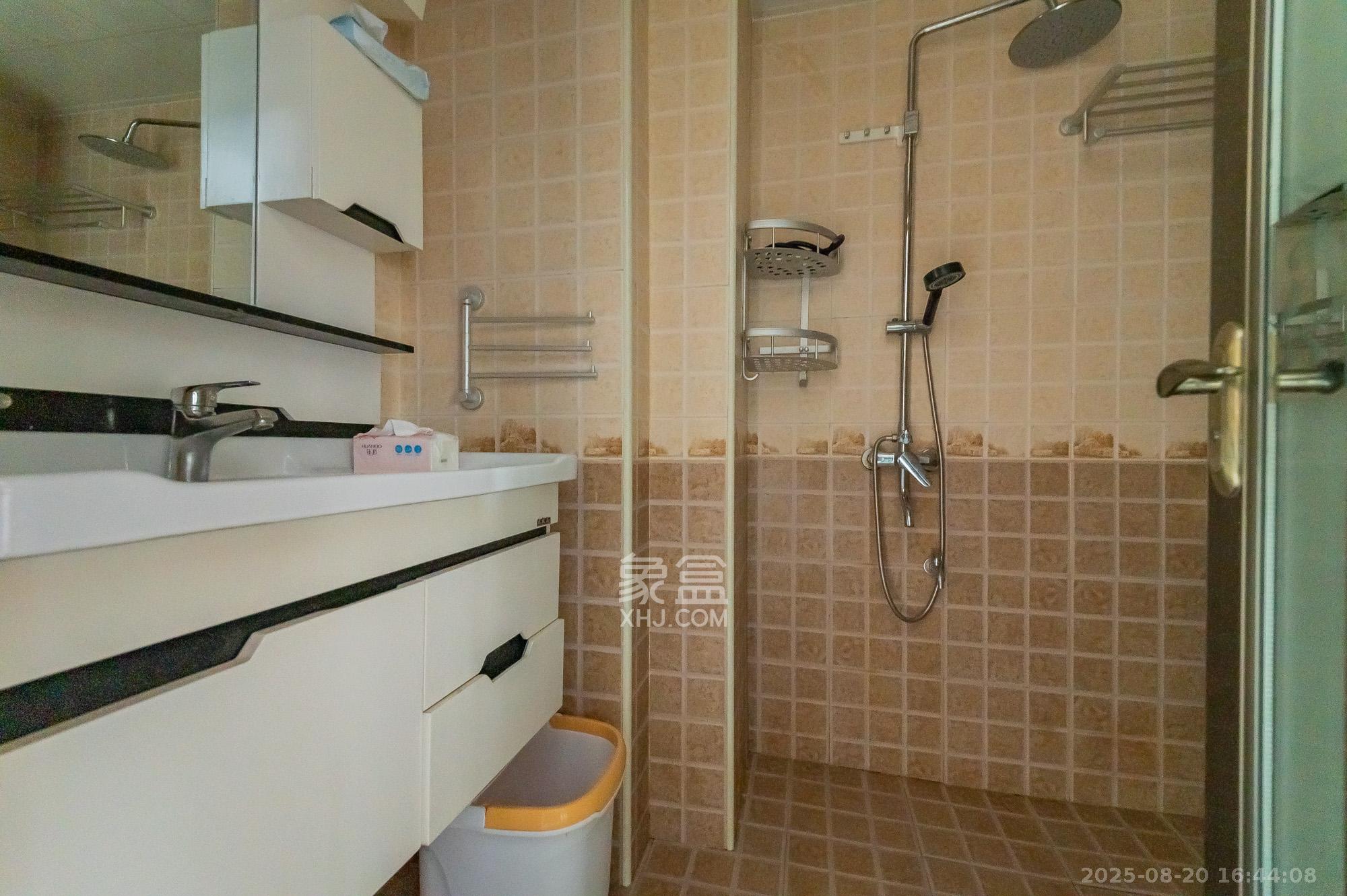 华润五彩城  1室1厅1卫    36.8万卫生间