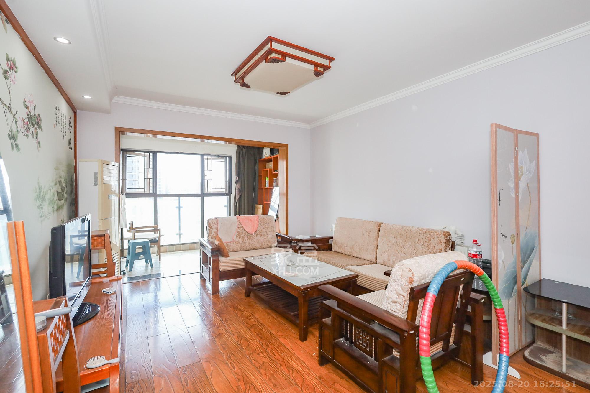 南山雍江汇(滨江国际新城) 3室2厅1卫 130.0万 南山雍江汇(滨江国际新城) 3室2厅1卫 130.0万客厅