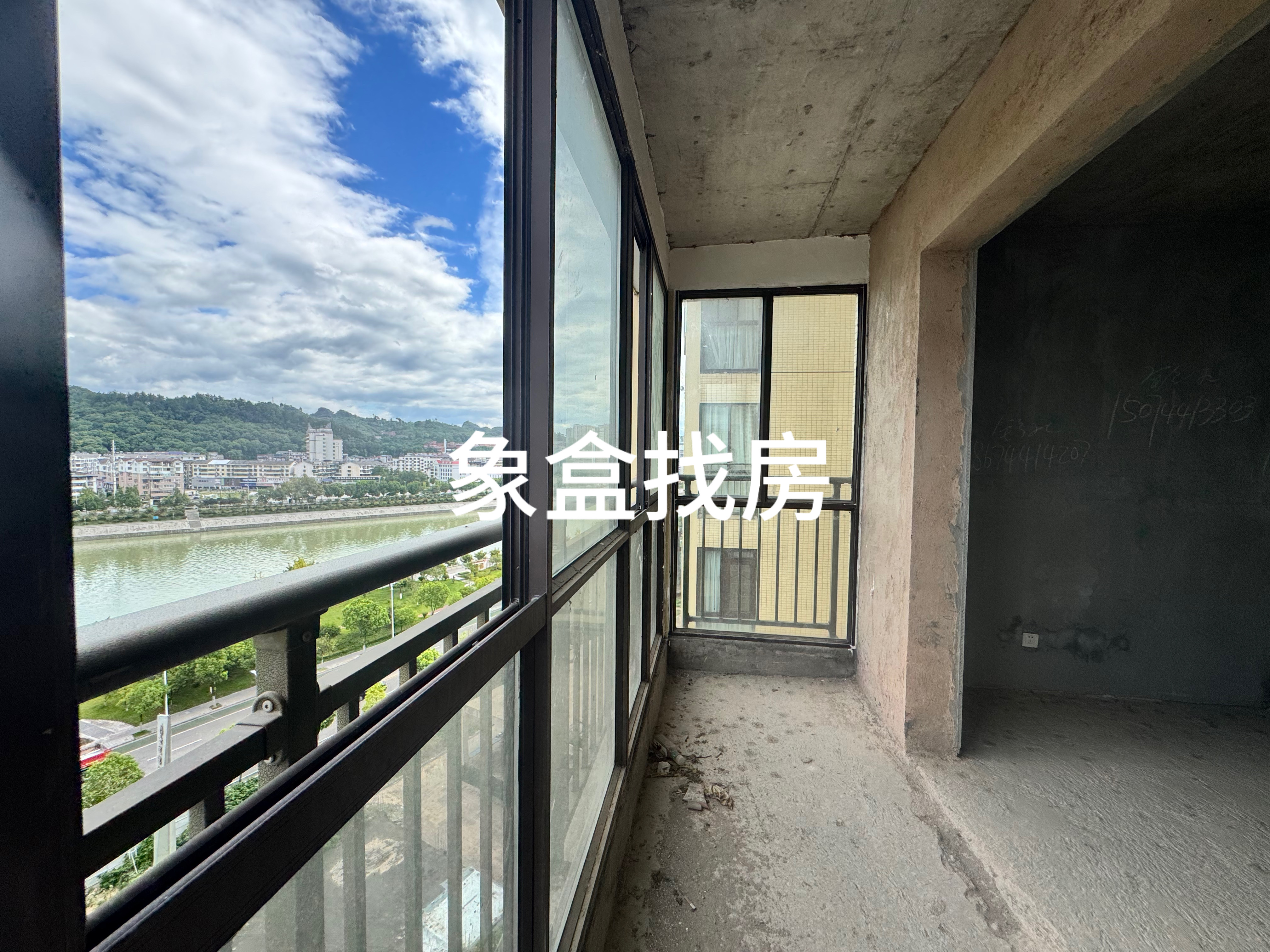 金域滨江  3室2厅2卫   75.00万客厅