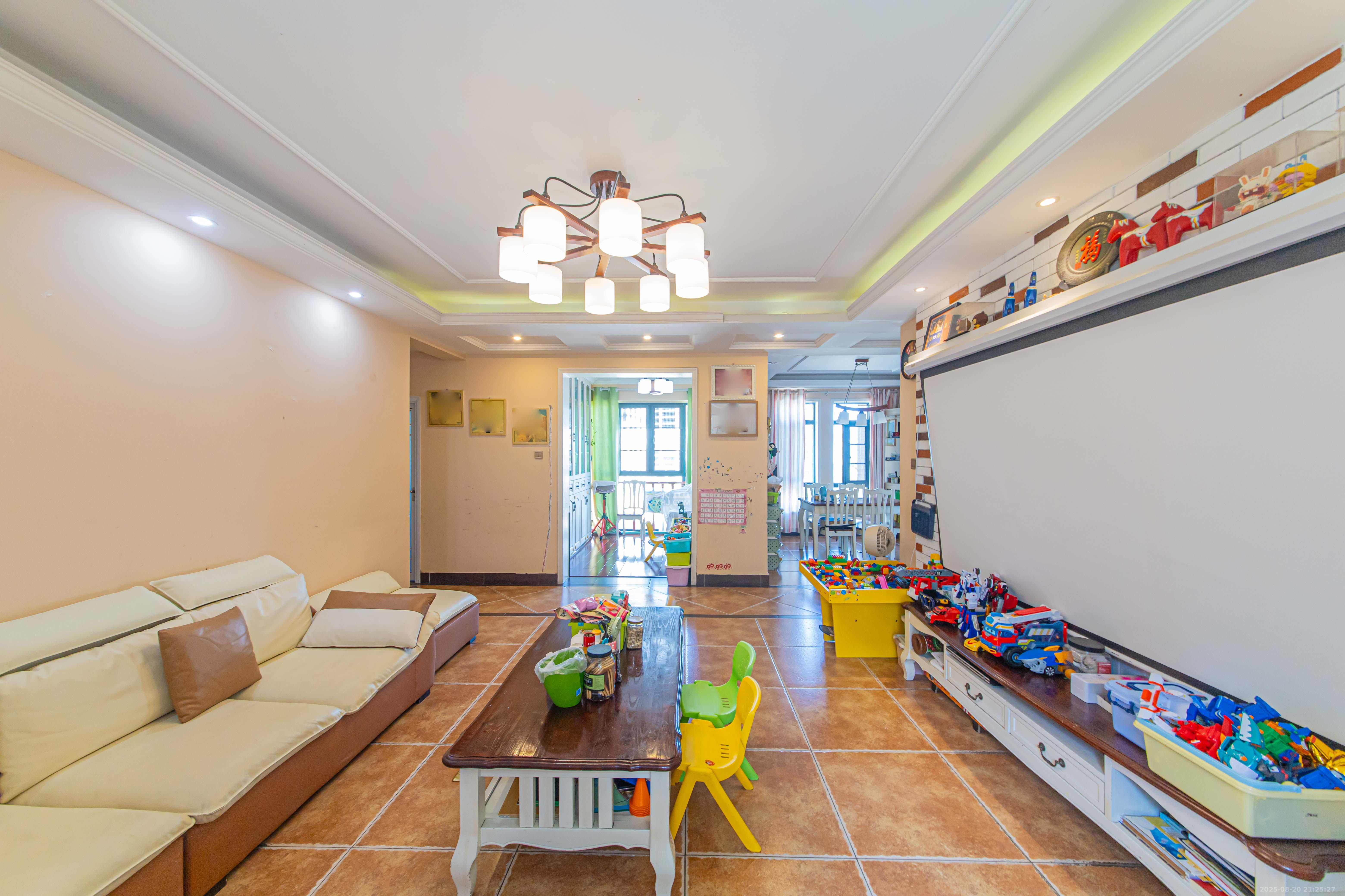 鑫远尚玺苑  4室2厅2卫    183.68万 鑫远尚玺苑  4室2厅2卫    183.68万客厅