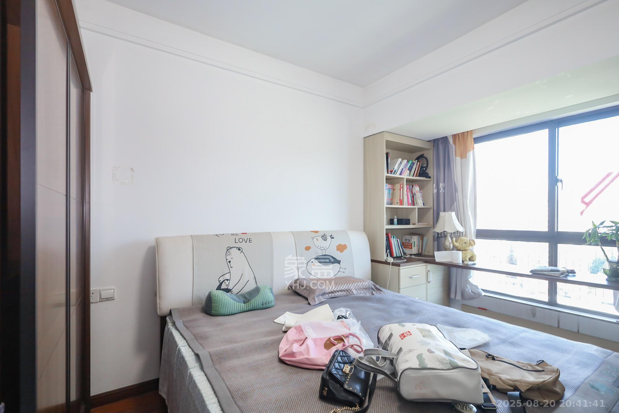 绿地中央广场 3室2厅2卫 158.0万 绿地中央广场 3室2厅2卫 158.0万卧室