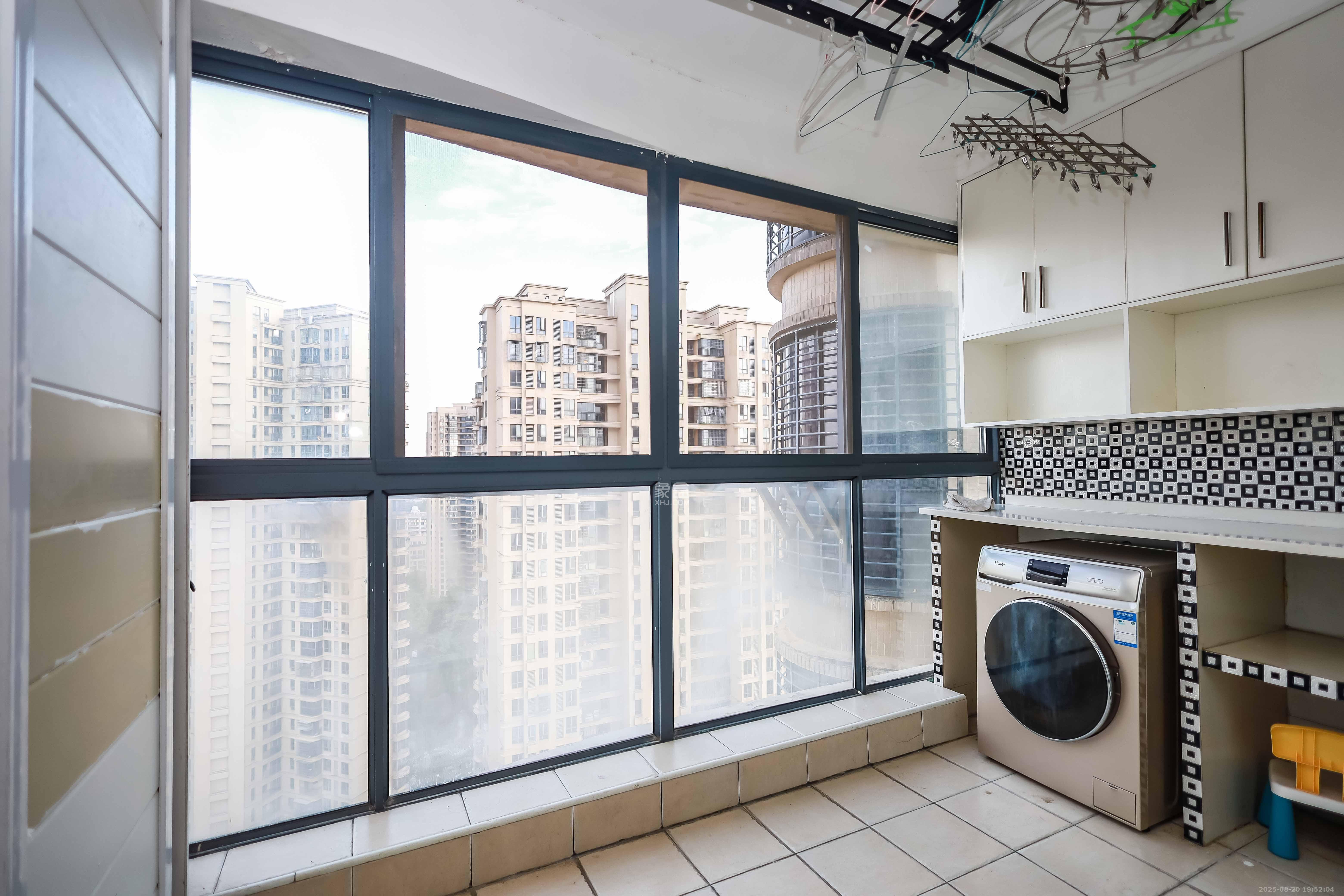 保利麓谷林语C区  4室2厅2卫    125.8万 保利麓谷林语C区  4室2厅2卫    125.8万阳台