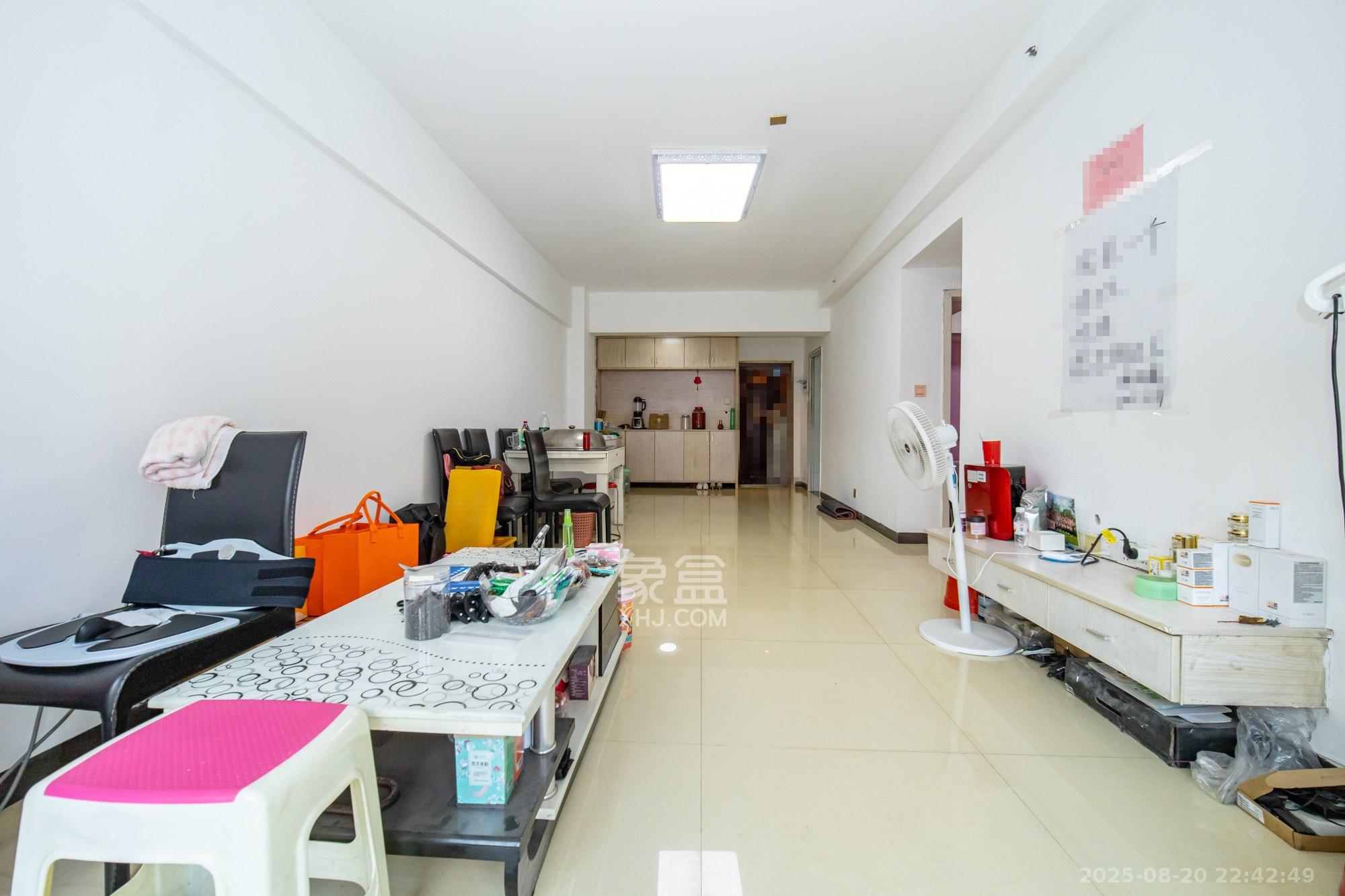 新长海广场 2室2厅1卫 39.8万 新长海广场 2室2厅1卫 39.8万客厅