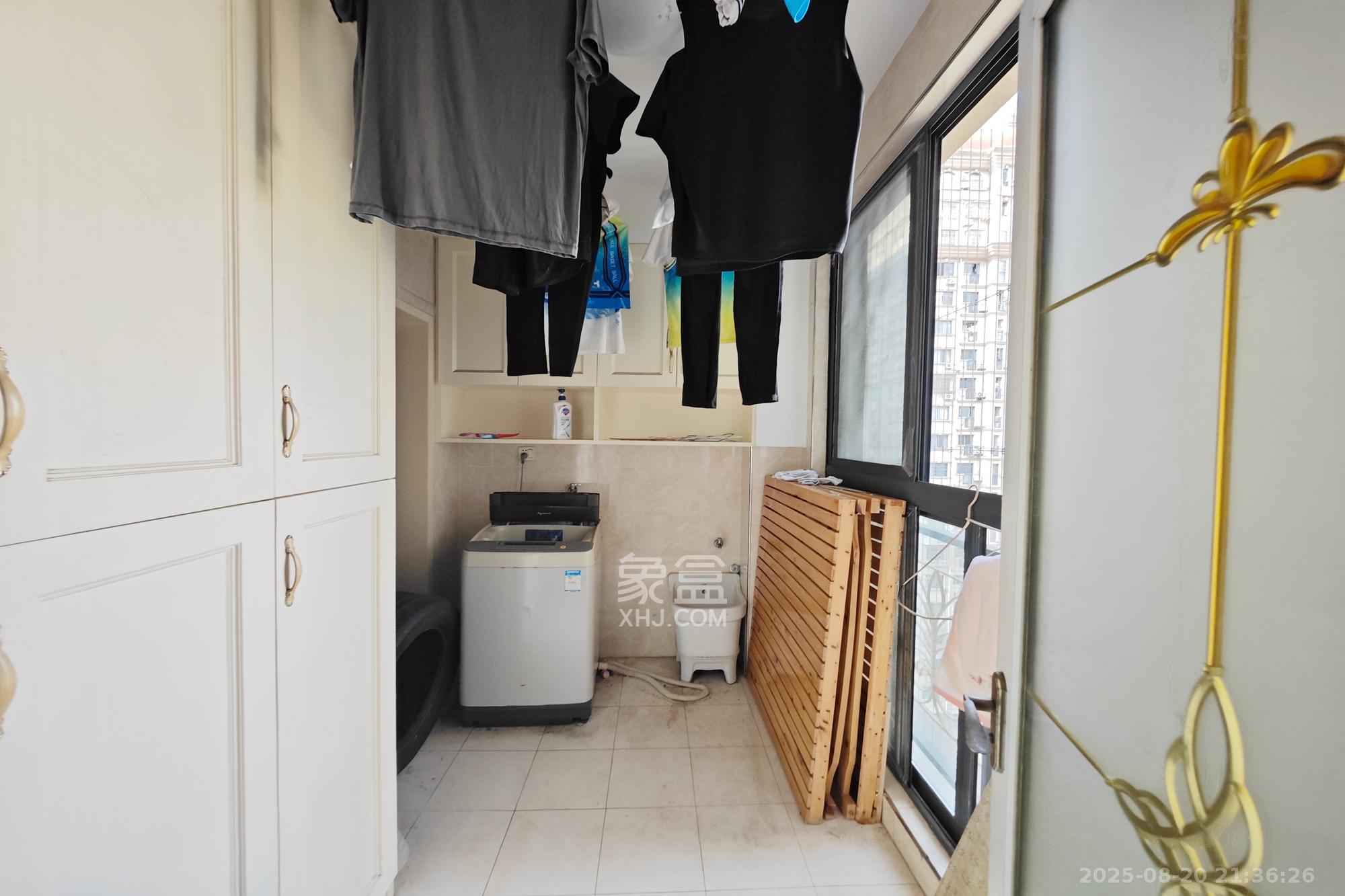 阳光锦城  4室2厅2卫    245.0万阳台