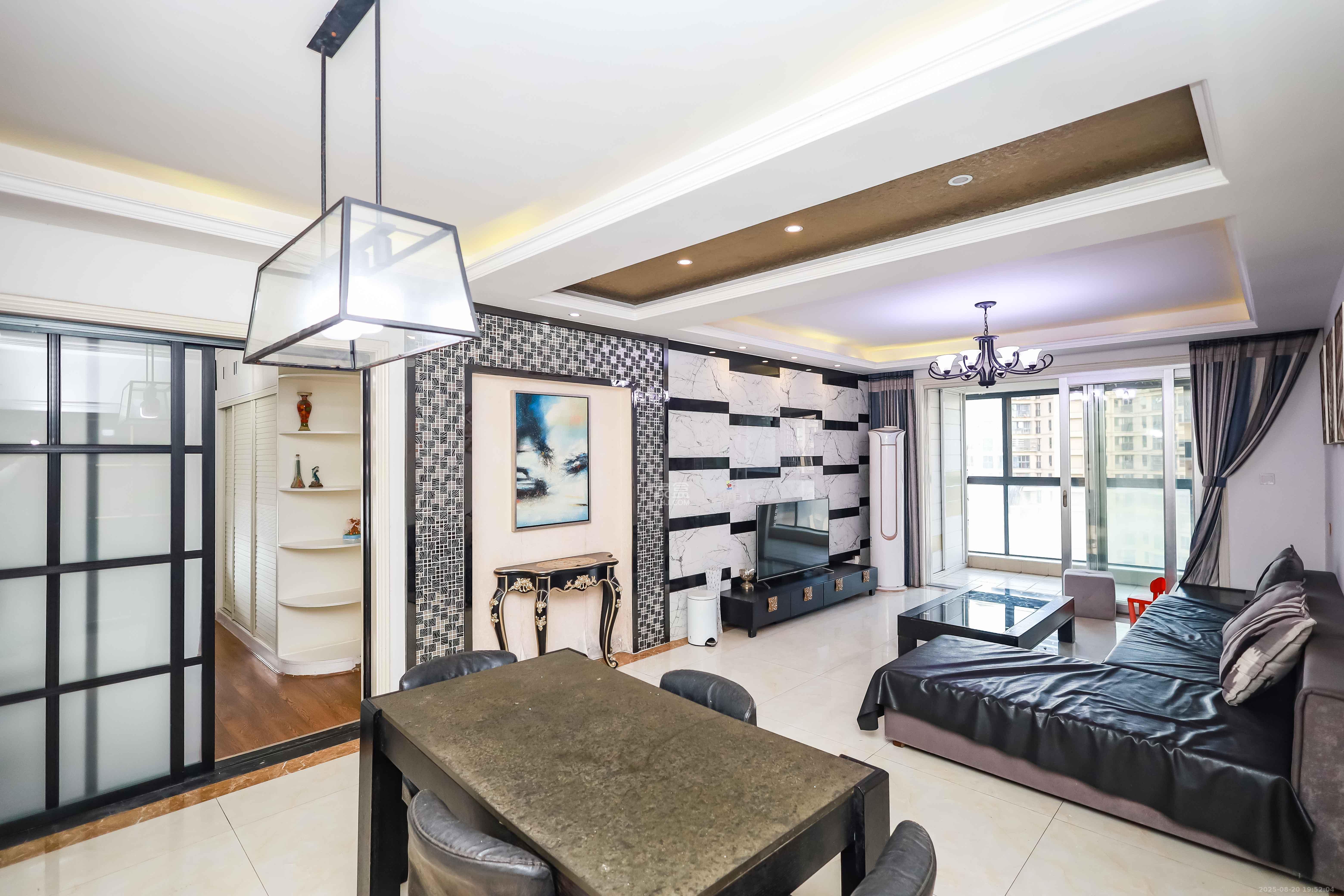 保利麓谷林语C区  4室2厅2卫    125.8万 保利麓谷林语C区  4室2厅2卫    125.8万客厅