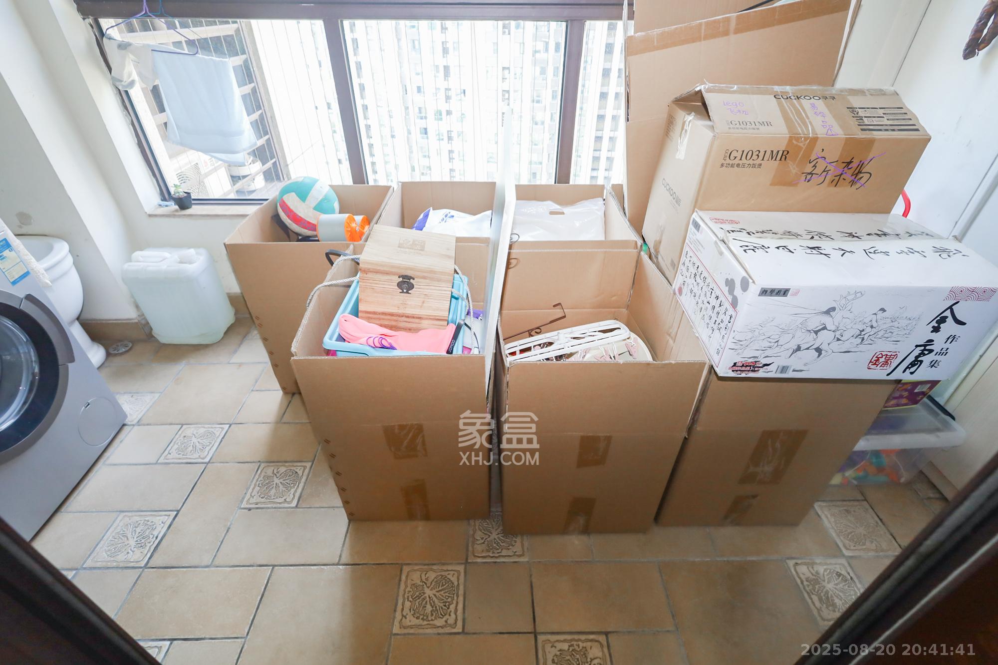 绿地中央广场 3室2厅2卫 158.0万 绿地中央广场 3室2厅2卫 158.0万阳台