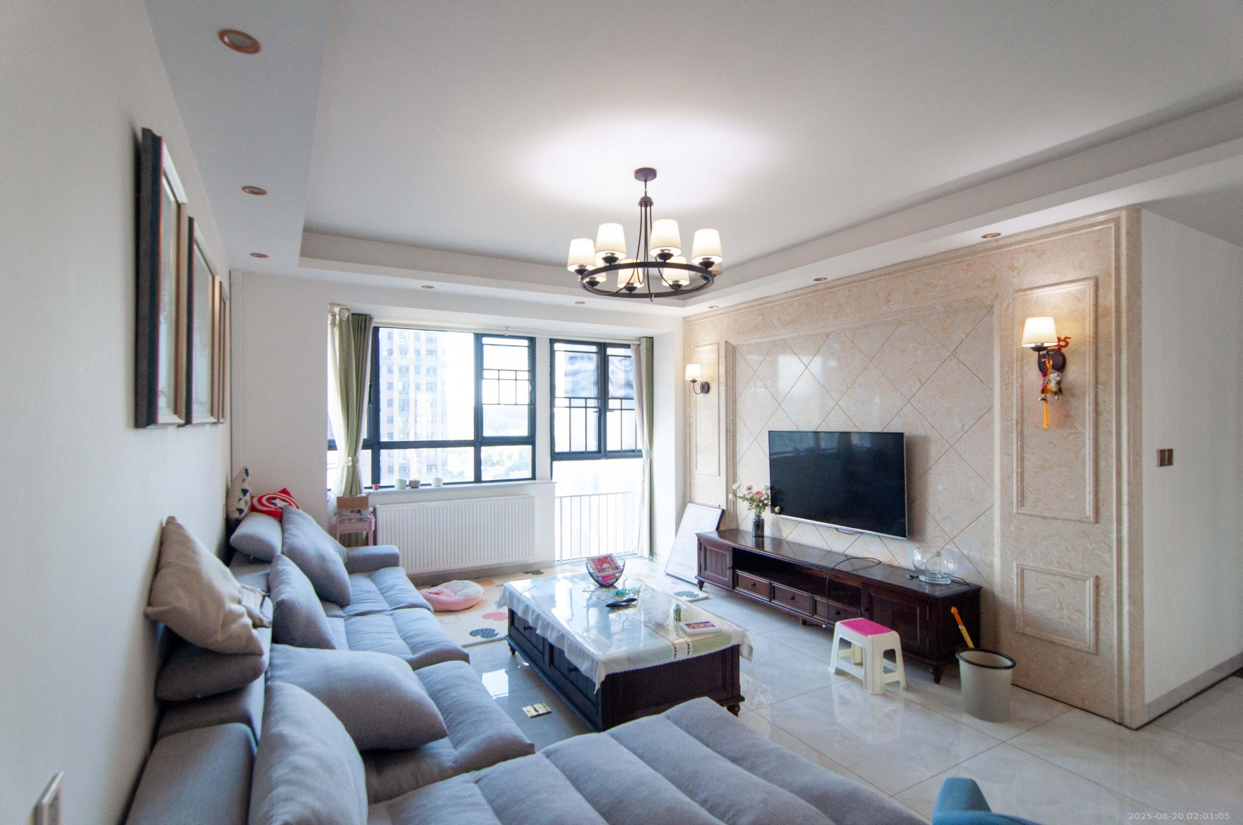 中央美郡  4室2厅2卫    170.0万客厅