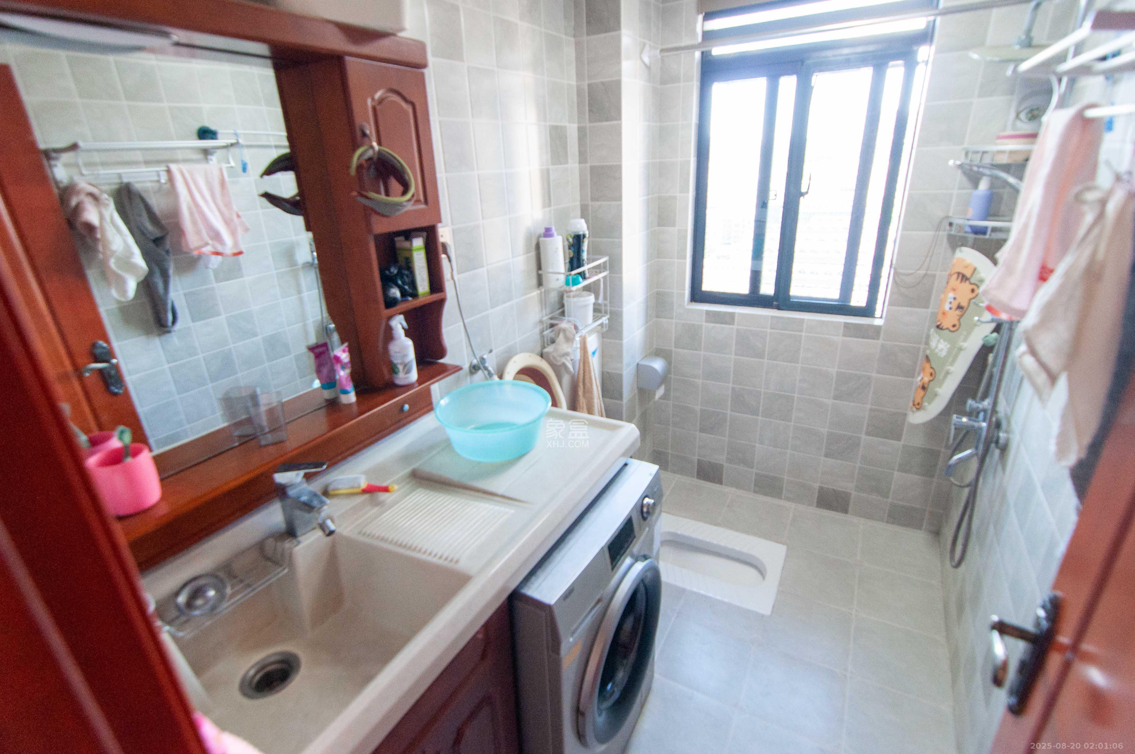 中央美郡  4室2厅2卫    170.0万卫生间