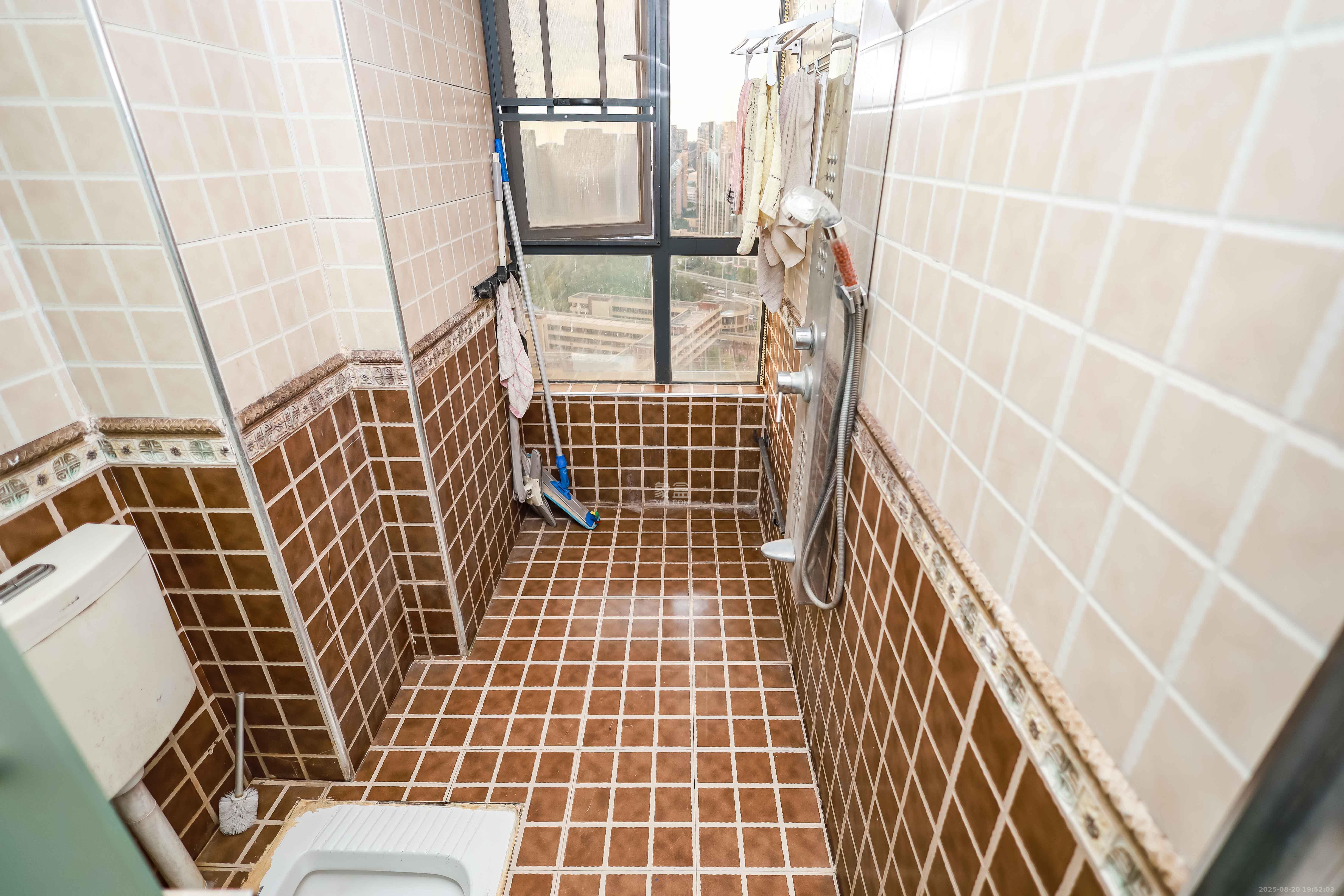 保利麓谷林语C区  4室2厅2卫    125.8万 保利麓谷林语C区  4室2厅2卫    125.8万卫生间