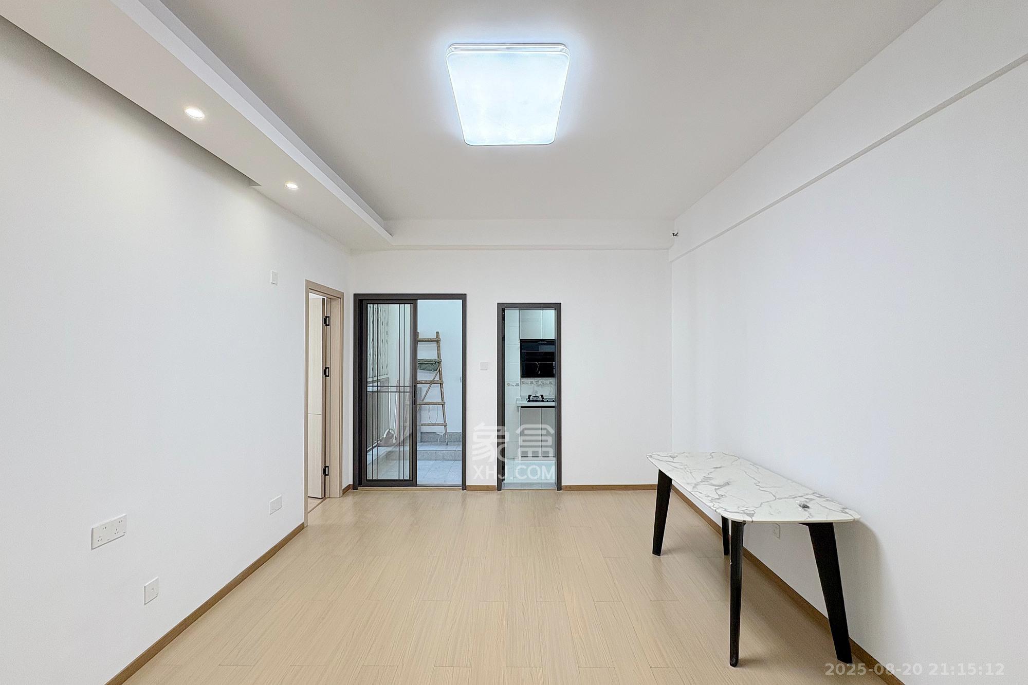 芙蓉同发  2室1厅1卫    69.0万客厅