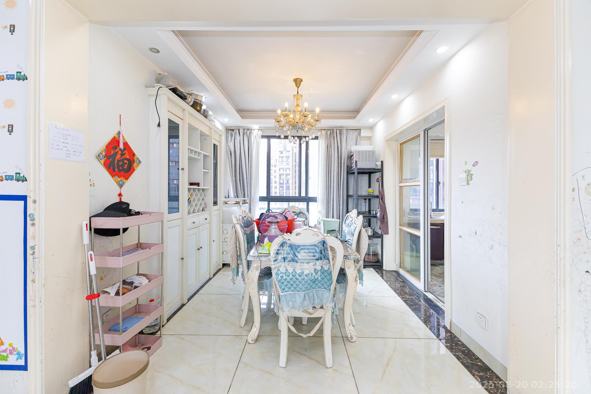 珠江东方明珠(新地东方明珠)三期  4室2厅2卫    82.0万 珠江东方明珠(新地东方明珠)三期  4室2厅2卫    82.0万客厅