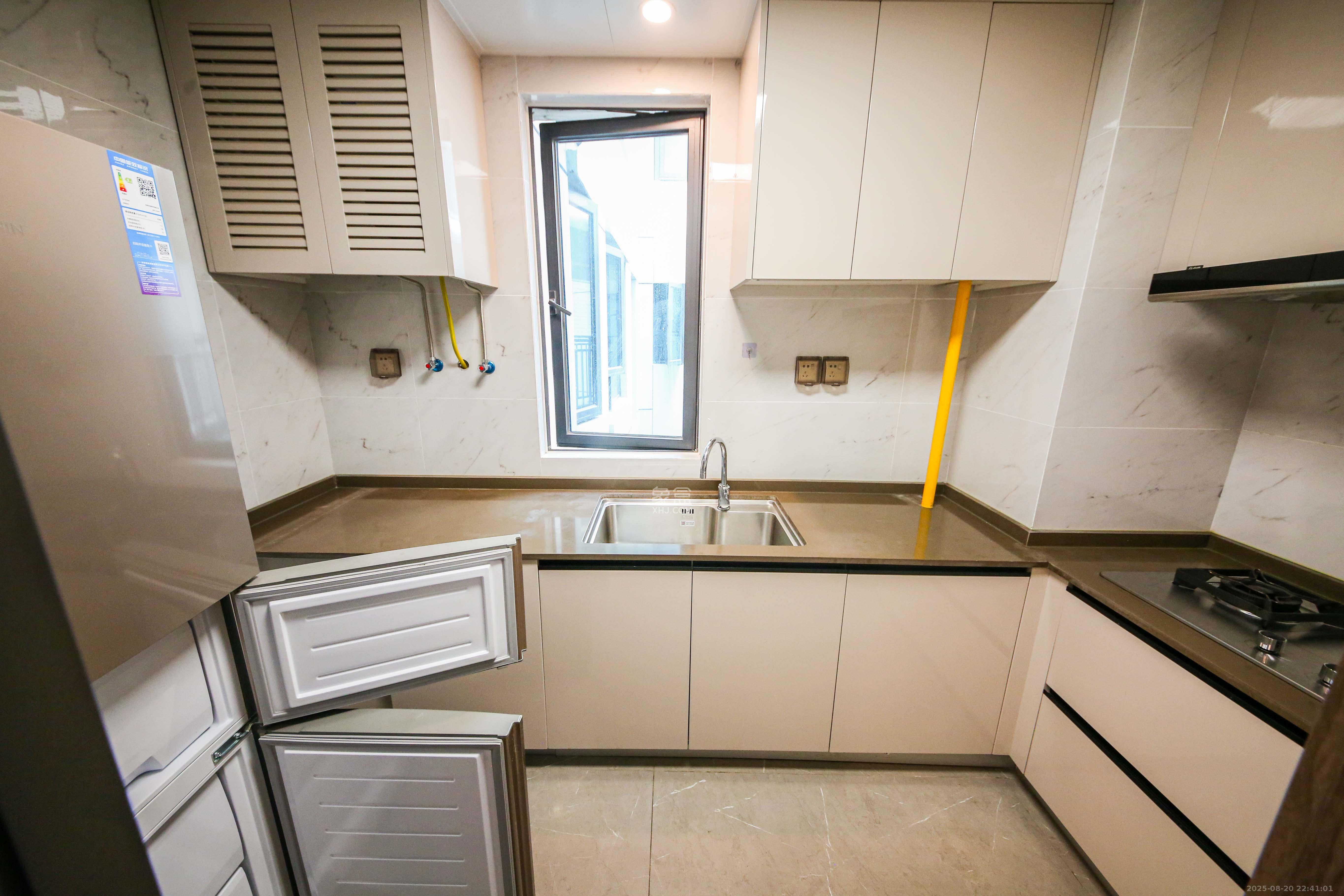 龙湖春江天曜一期  3室2厅2卫    155.0万 龙湖春江天曜一期  3室2厅2卫    155.0万厨房