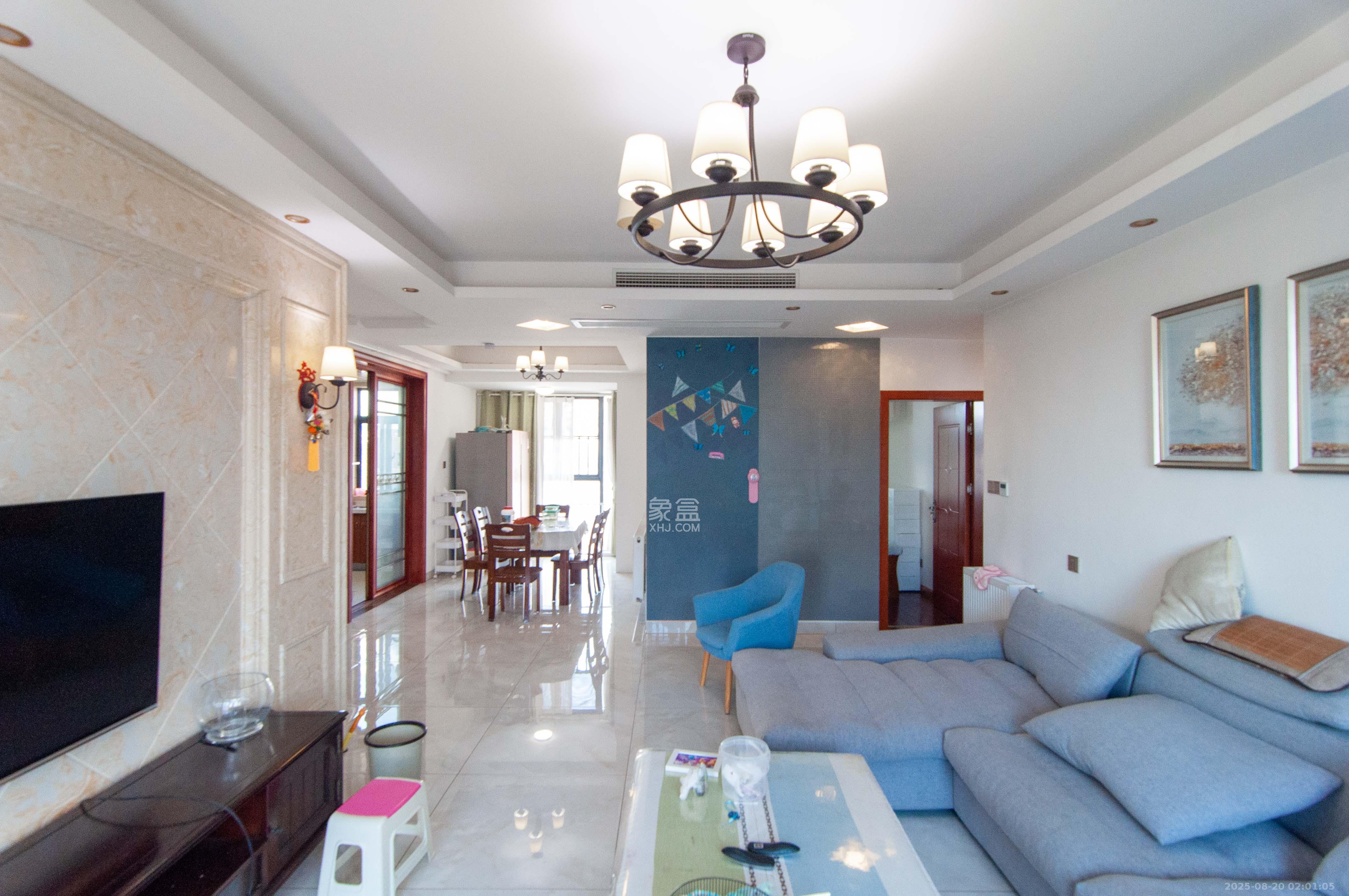 中央美郡  4室2厅2卫    170.0万客厅