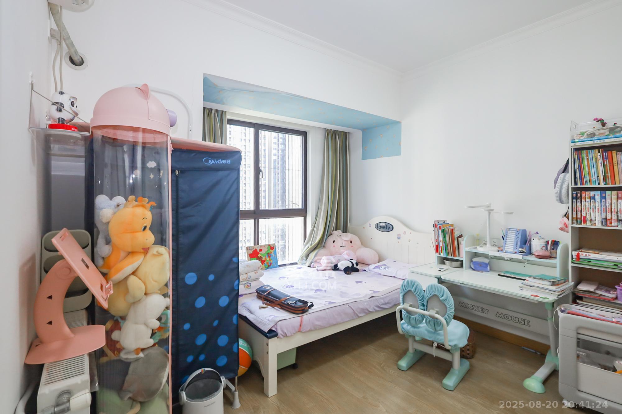 绿地中央广场  3室2厅1卫    132.8万 绿地中央广场  3室2厅1卫    132.8万卧室