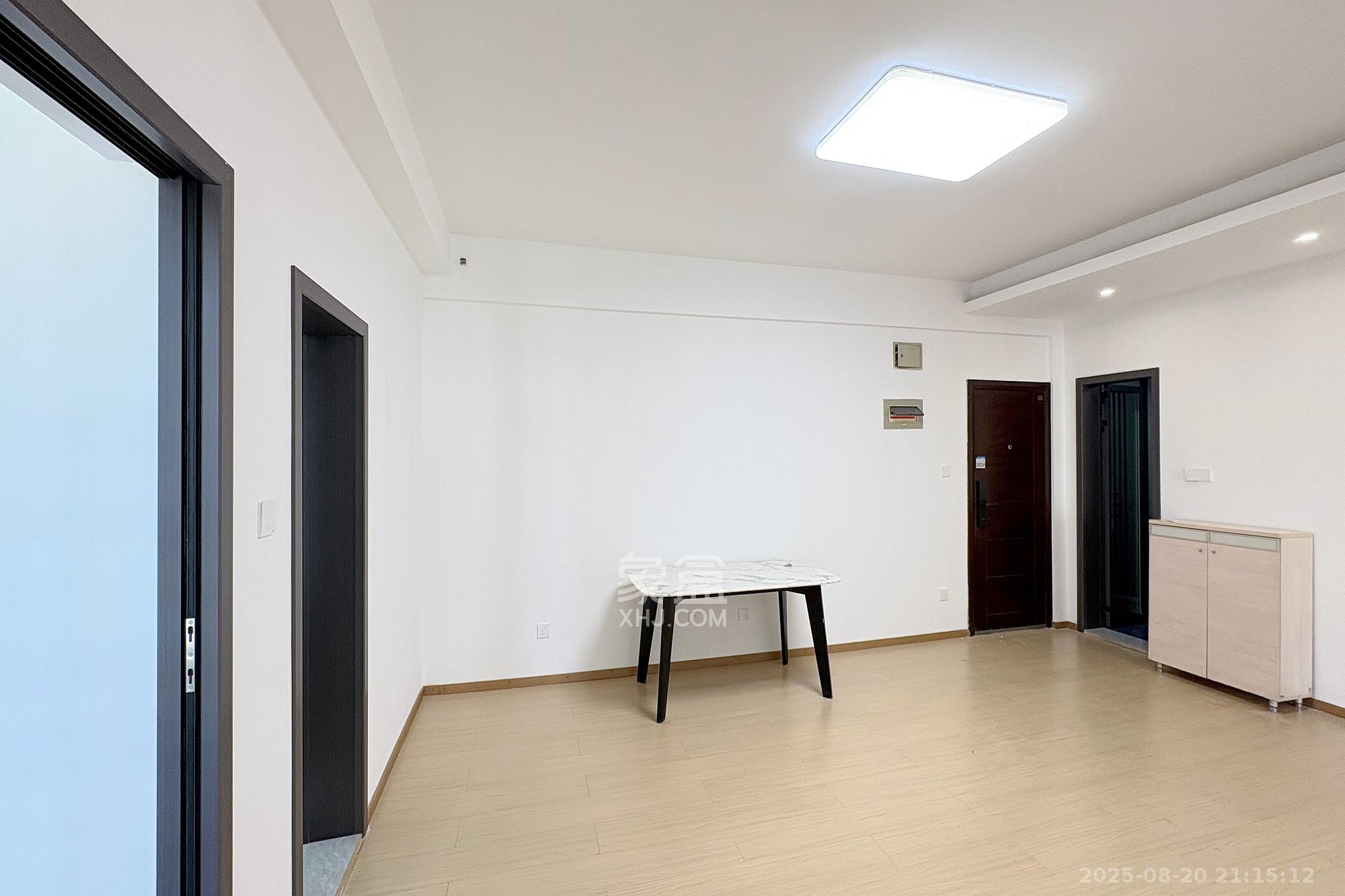 芙蓉同发  2室1厅1卫    69.0万客厅