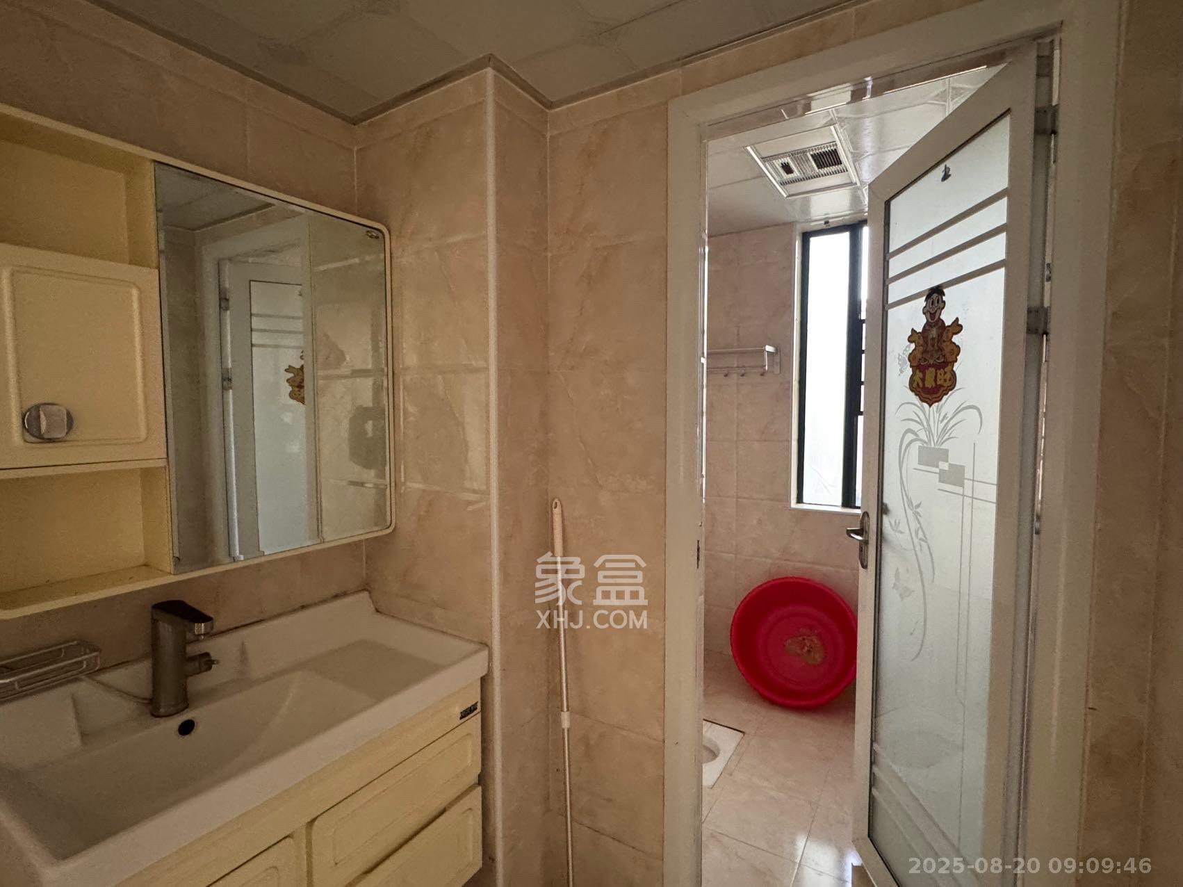 中南红领邦(红星嘉和苑)  1室2厅2卫    2200.0元/月 中南红领邦(红星嘉和苑)  1室2厅2卫    2200.0元/月室内图