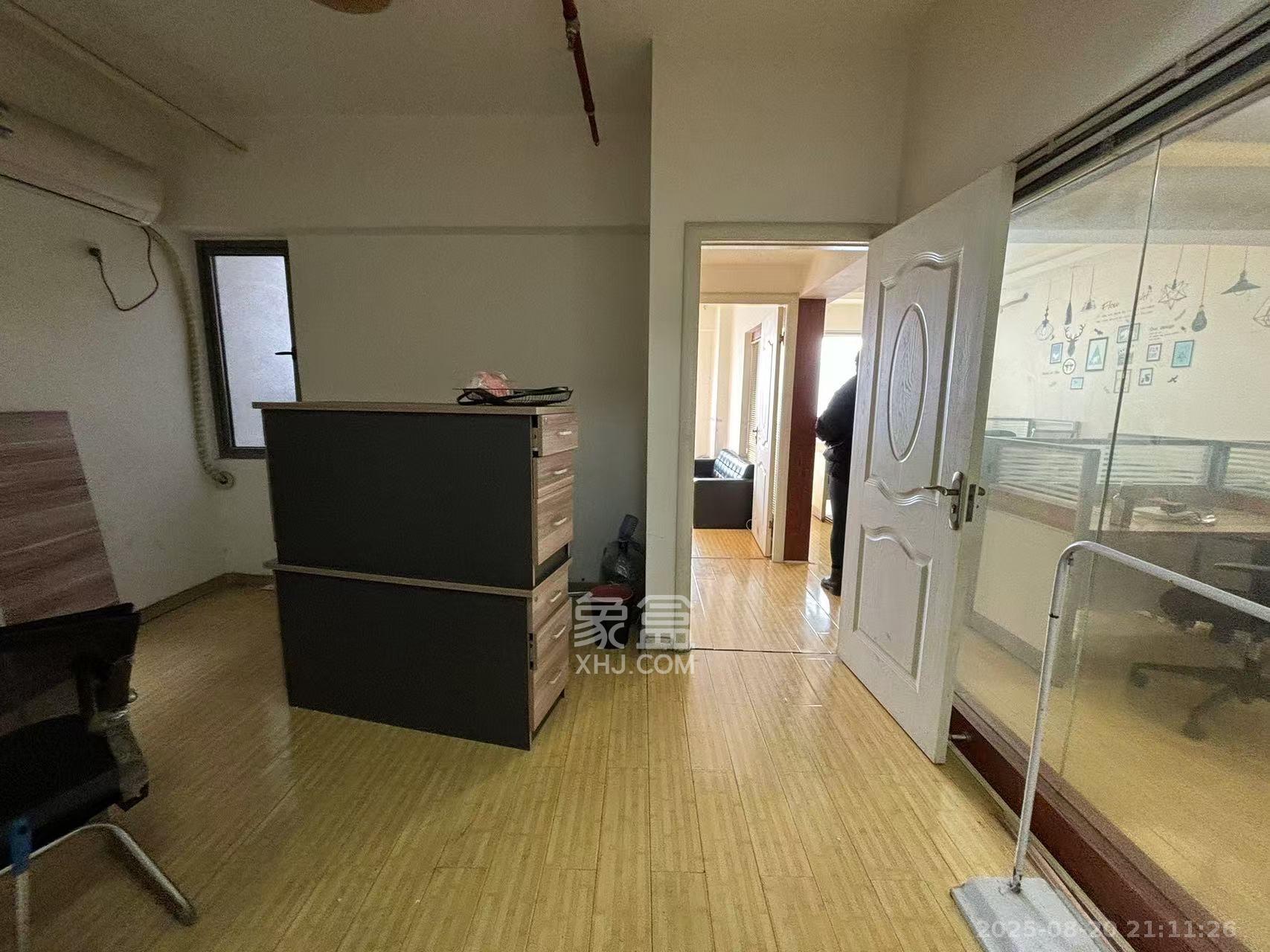 东怡外国(南湖一号) 1室1厅1卫 3400.0元/月 东怡外国(南湖一号) 1室1厅1卫 3400.0元/月室内图