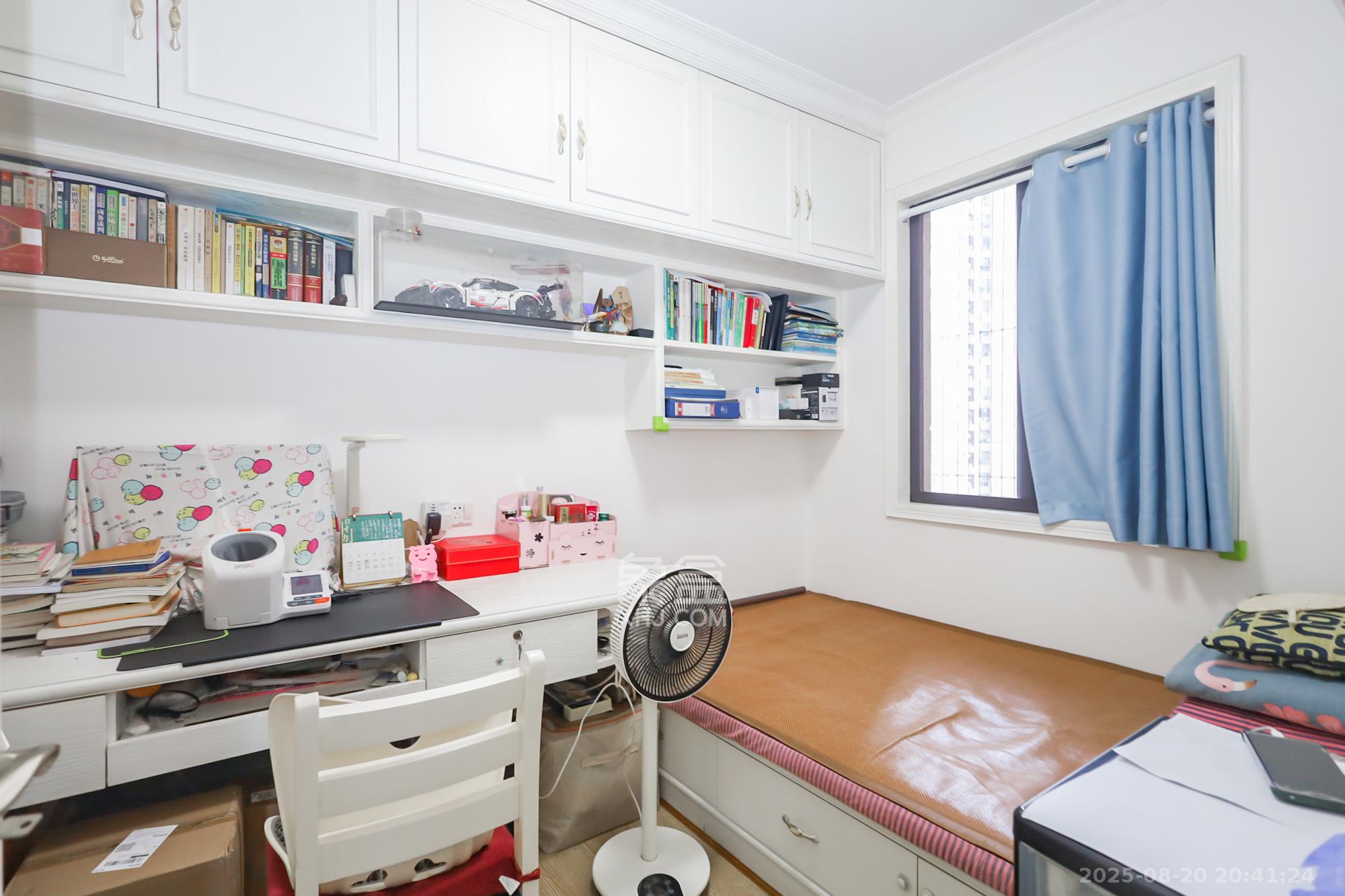 绿地中央广场  3室2厅1卫    132.8万 绿地中央广场  3室2厅1卫    132.8万卧室