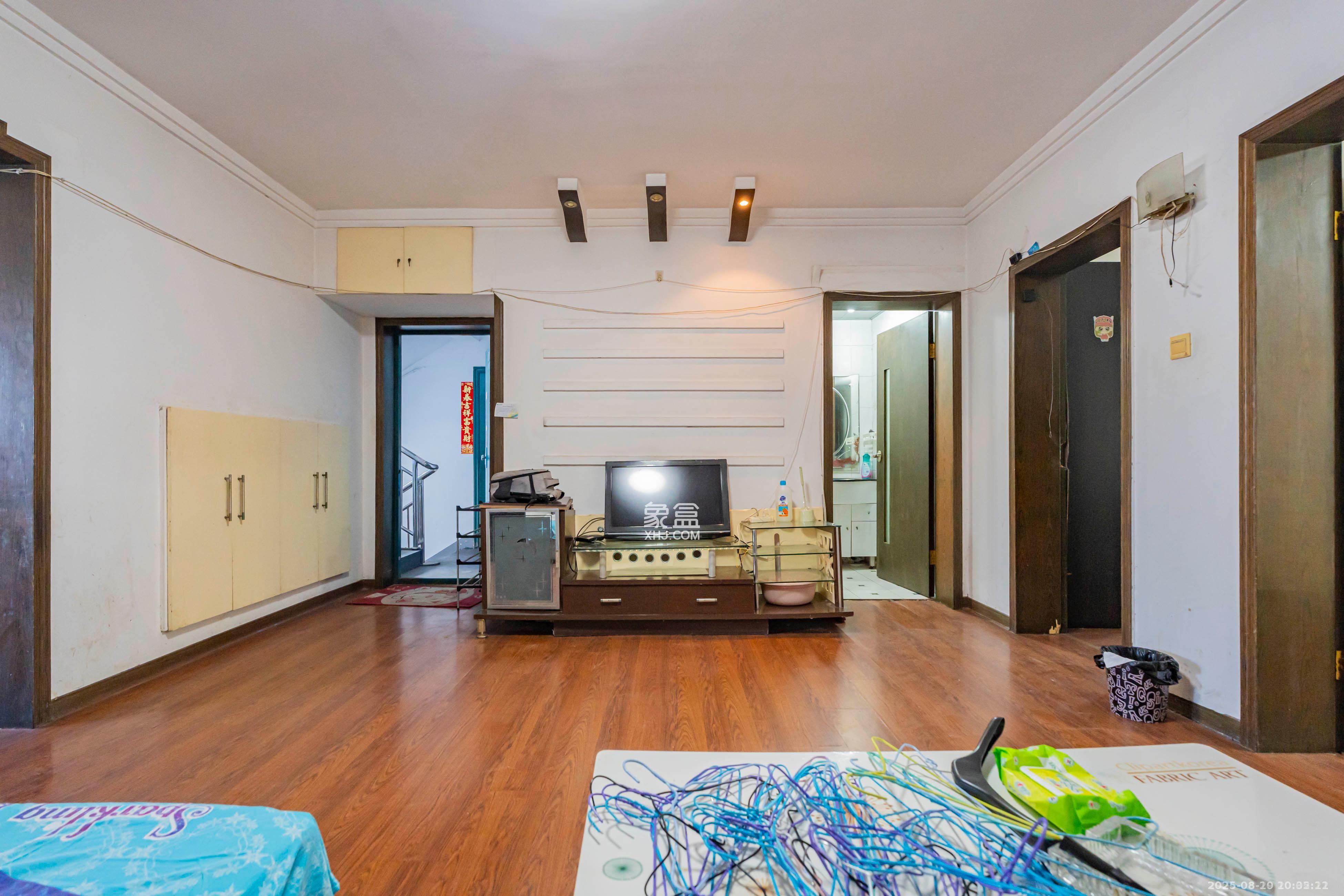 学宫街商住楼  3室2厅1卫    2300.0元/月 学宫街商住楼  3室2厅1卫    2300.0元/月室内图