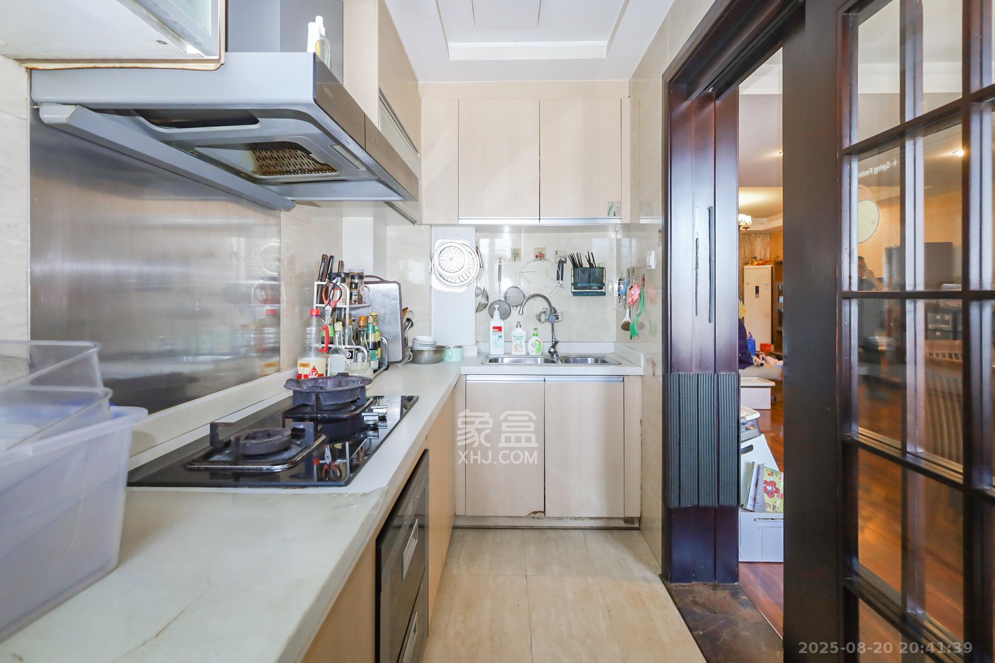 绿地中央广场 3室2厅2卫 158.0万 绿地中央广场 3室2厅2卫 158.0万厨房