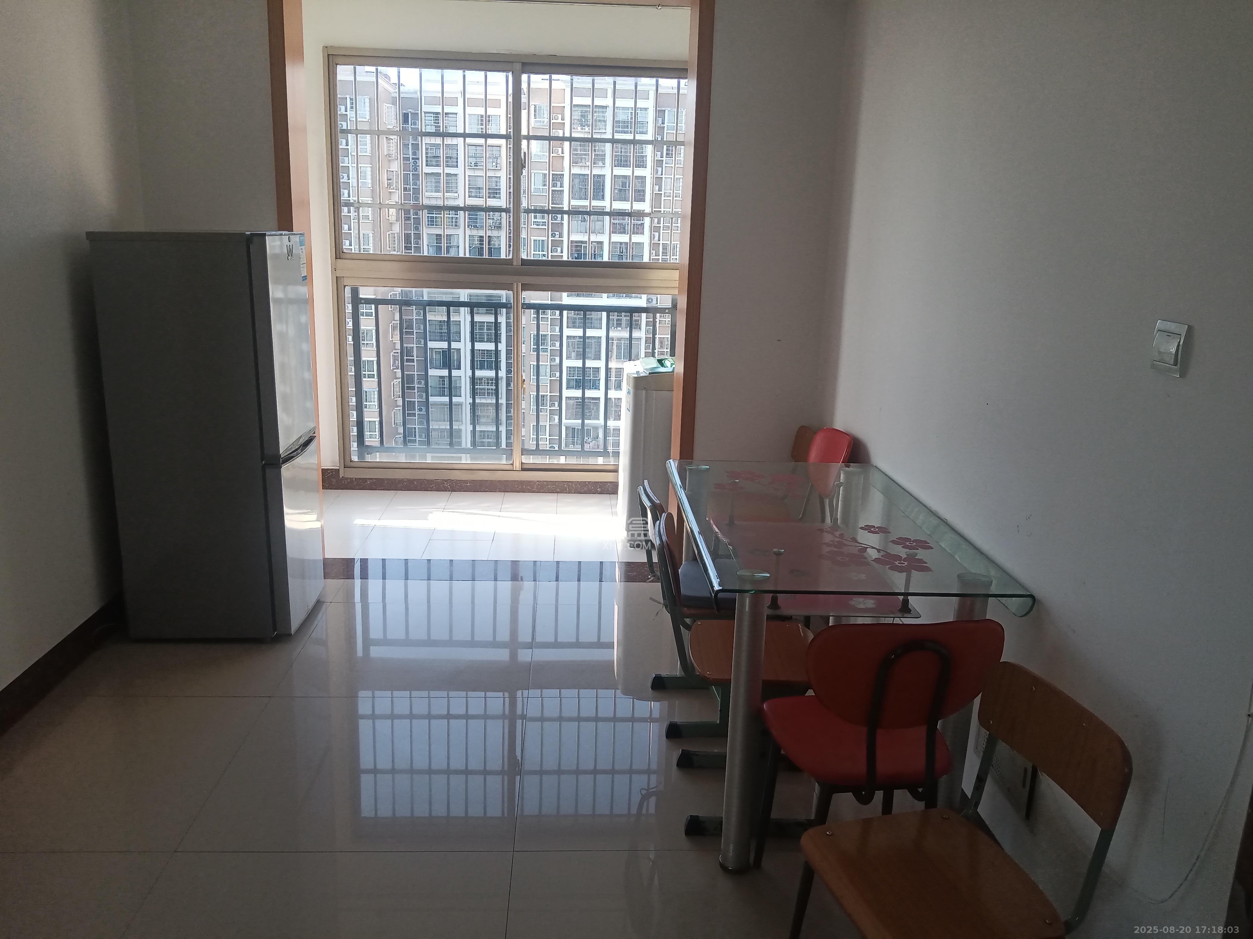 和馨园  3室2厅2卫    2000.0元/月 和馨园  3室2厅2卫    2000.0元/月室内图1