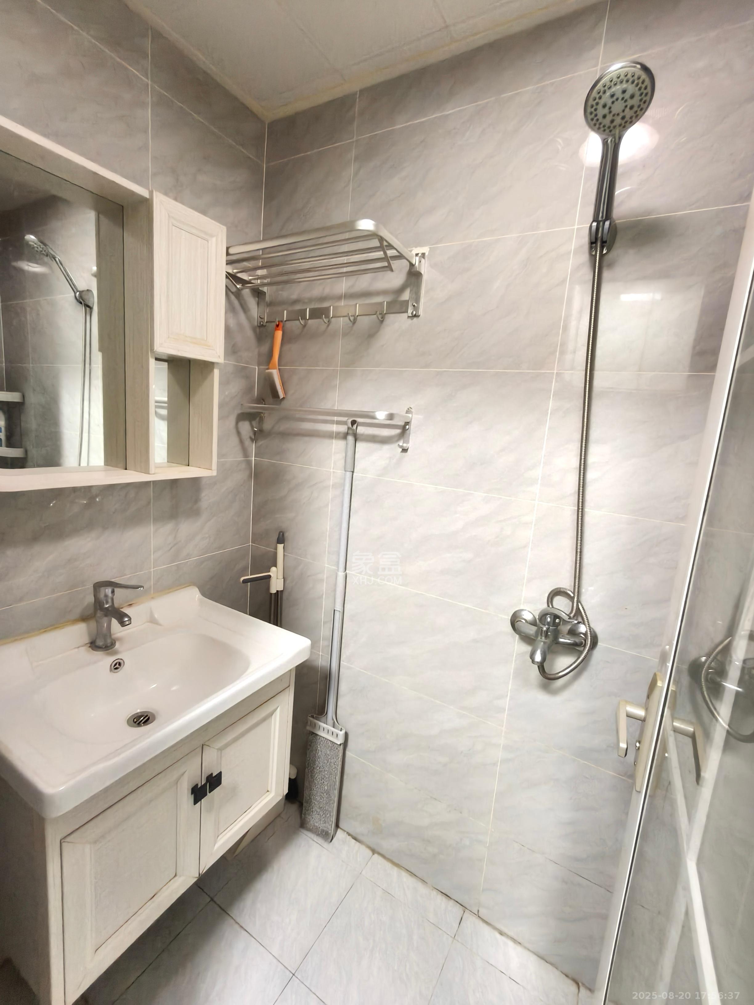 保利香槟国际 1室1厅1卫 1300.0元/月 保利香槟国际 1室1厅1卫 1300.0元/月室内图