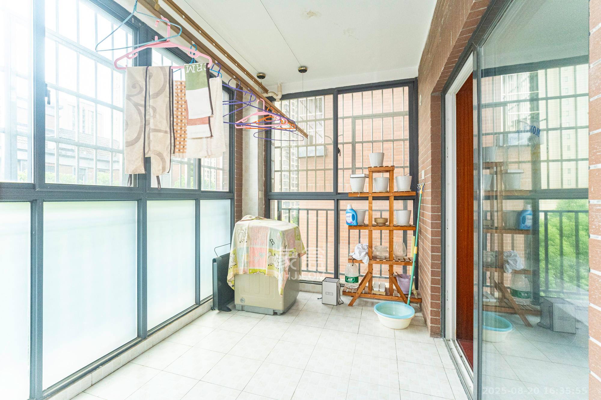 山水湾  3室2厅1卫    62.8万阳台