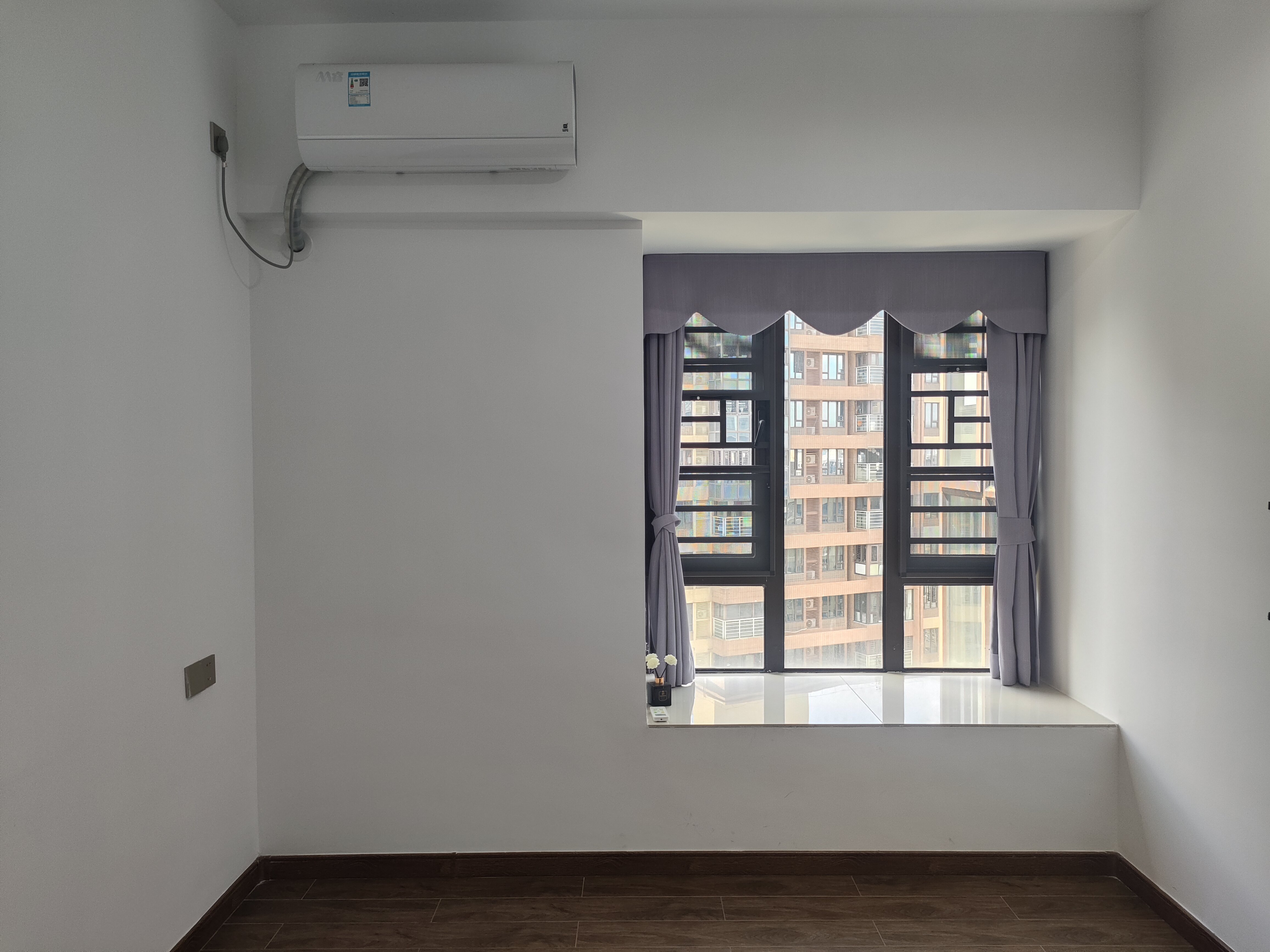 滨江海岸三期 4室2厅2卫 280.0万 滨江海岸三期 4室2厅2卫 280.0万客厅